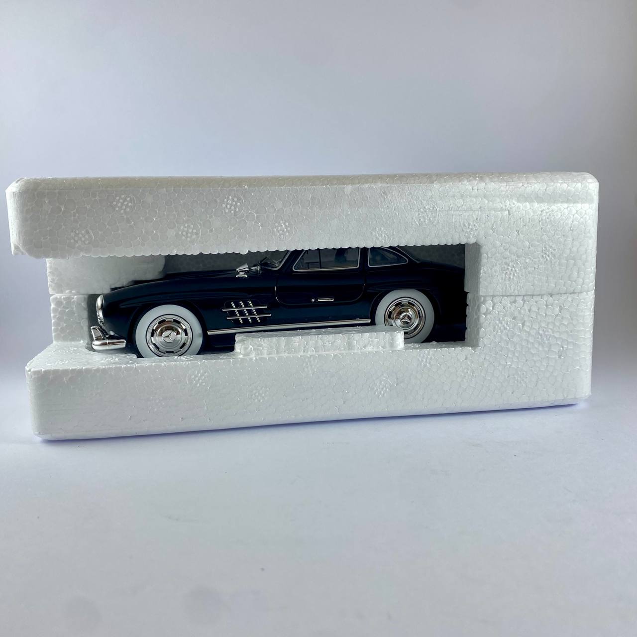 Mercedes-Benz 300SL 1:24 Scale Die-Cast Model Car