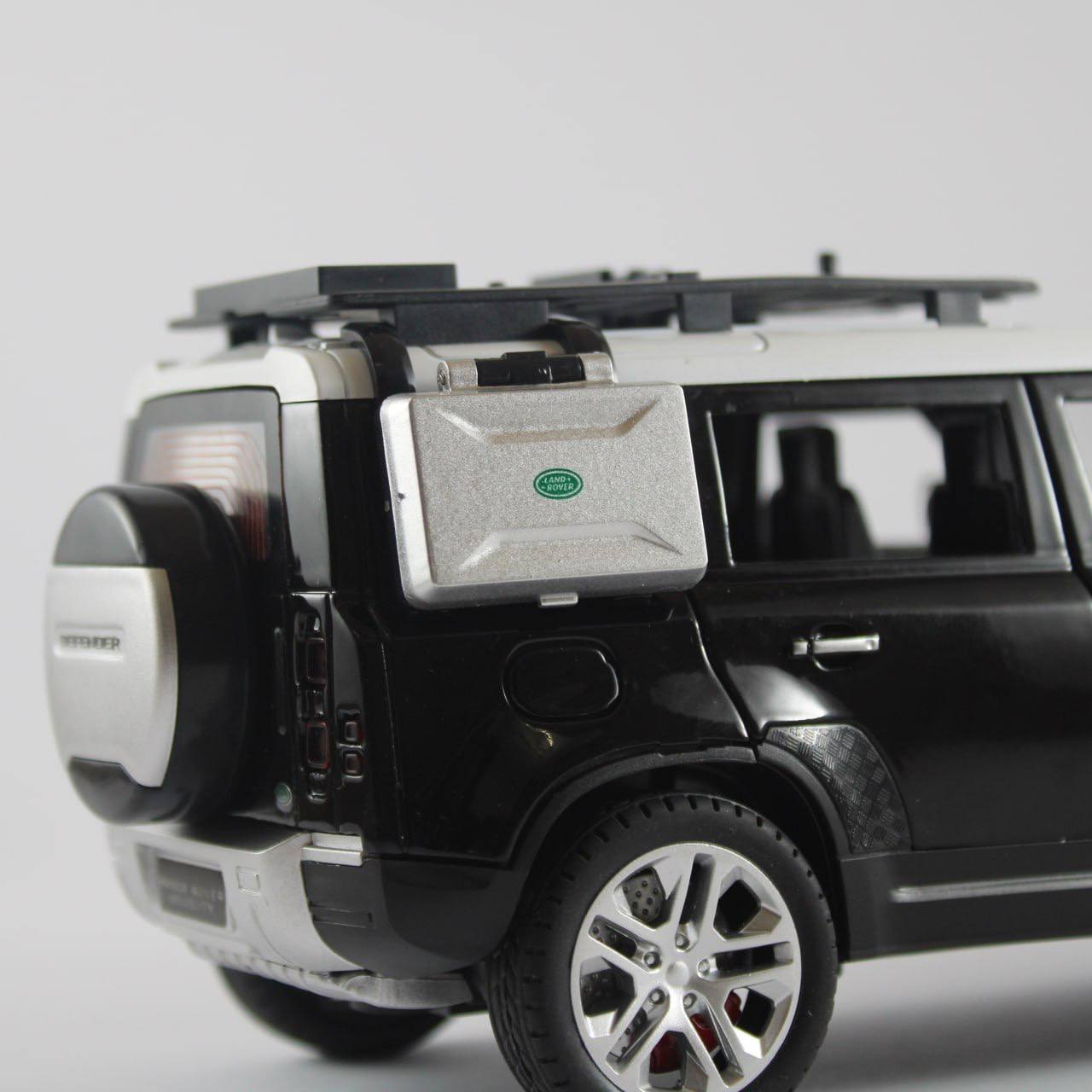 Land Rover Defender Die-cast Model Car – 1:24 Scale