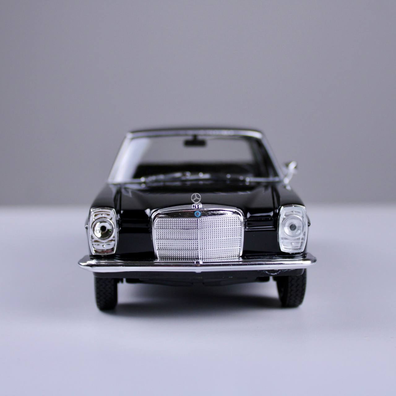 Mercedes-Benz 220 Die-Cast Model – Black