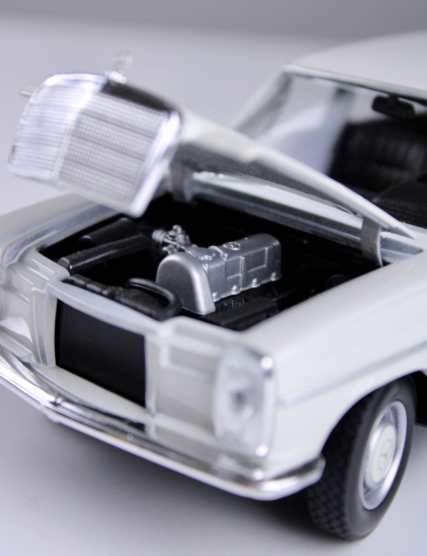 Mercedes-Benz 220 Die-Cast Model – White