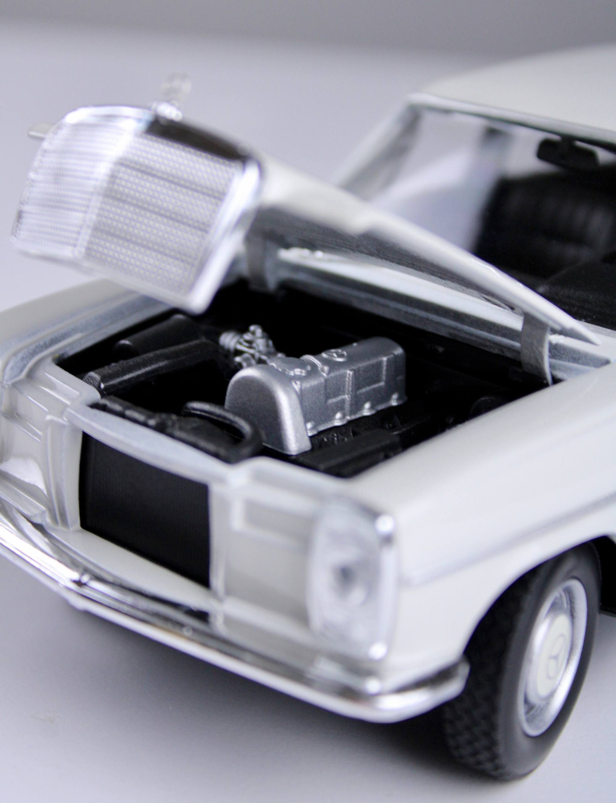 Mercedes-Benz 220 Die-Cast Model – White