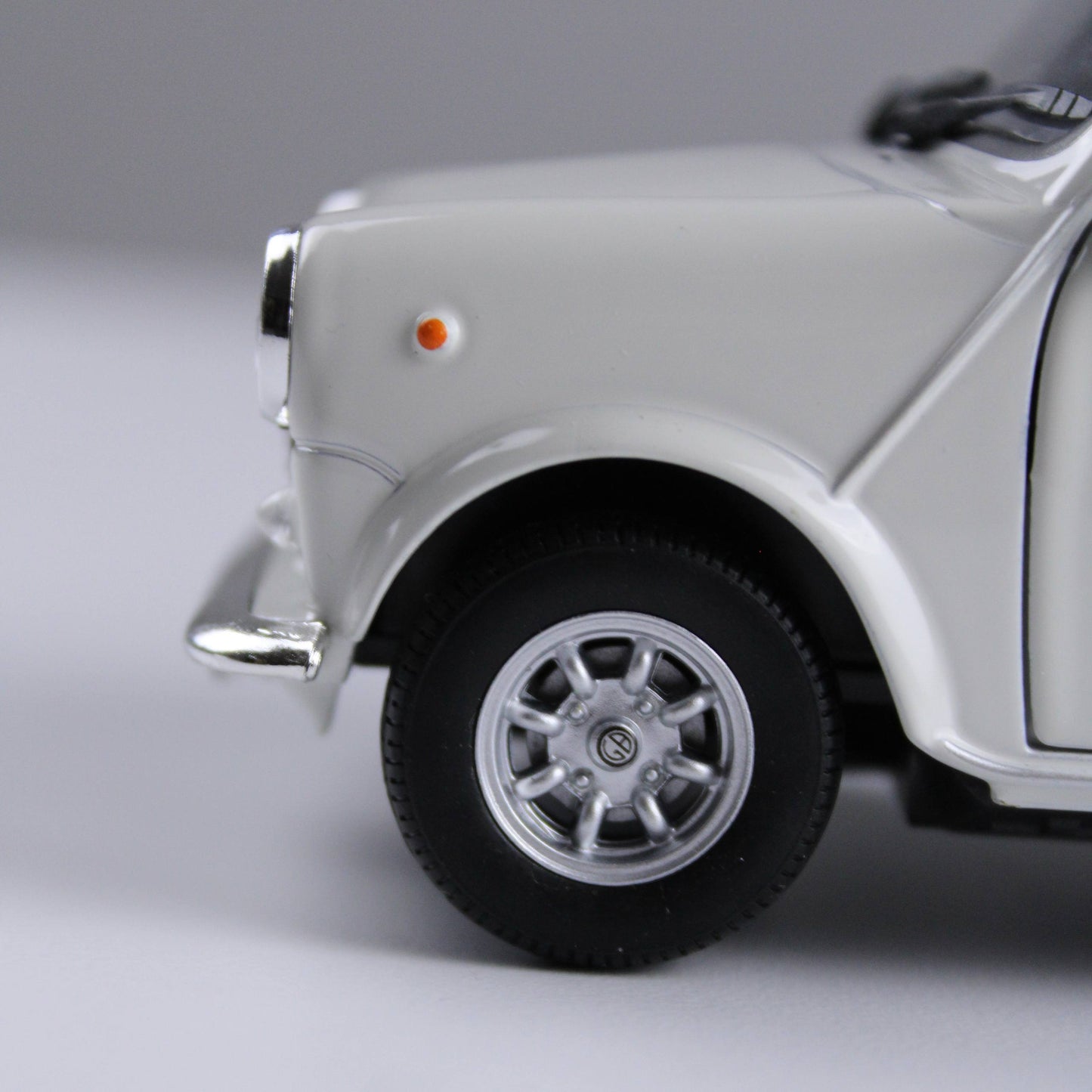 مجسم سيارة ميني كوبر 1300 كلاسيك – لون أبيض