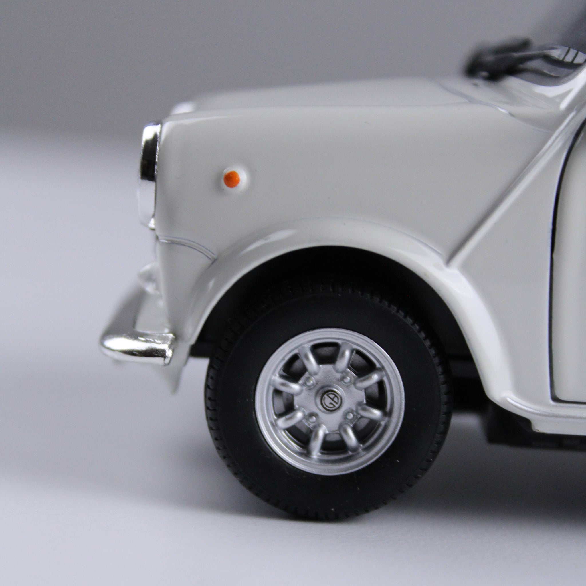 مجسم سيارة ميني كوبر 1300 كلاسيك – لون أبيض