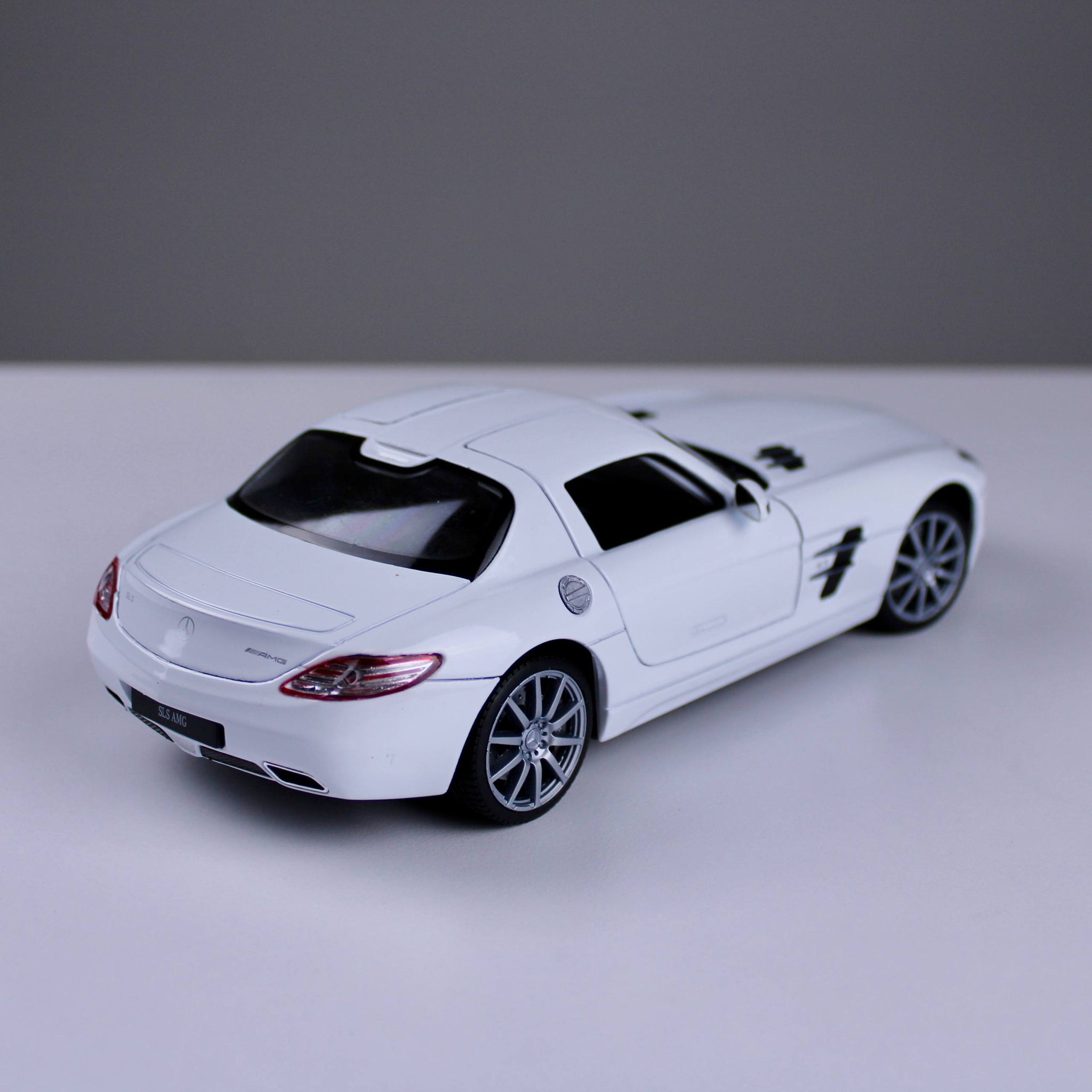 Mercedes-Benz SLS AMG Die-Cast Model Car – White