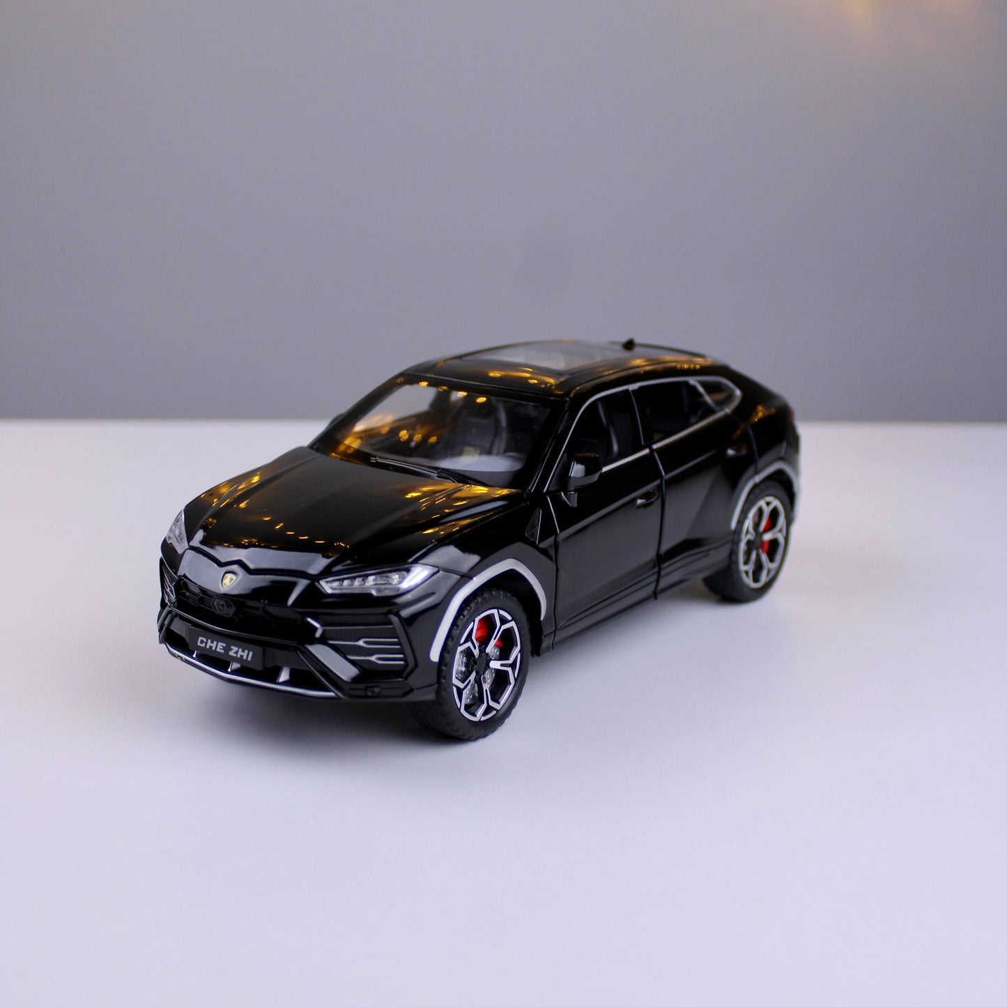 Lamborghini Urus Die-Cast Model Car – 1:24 Scale