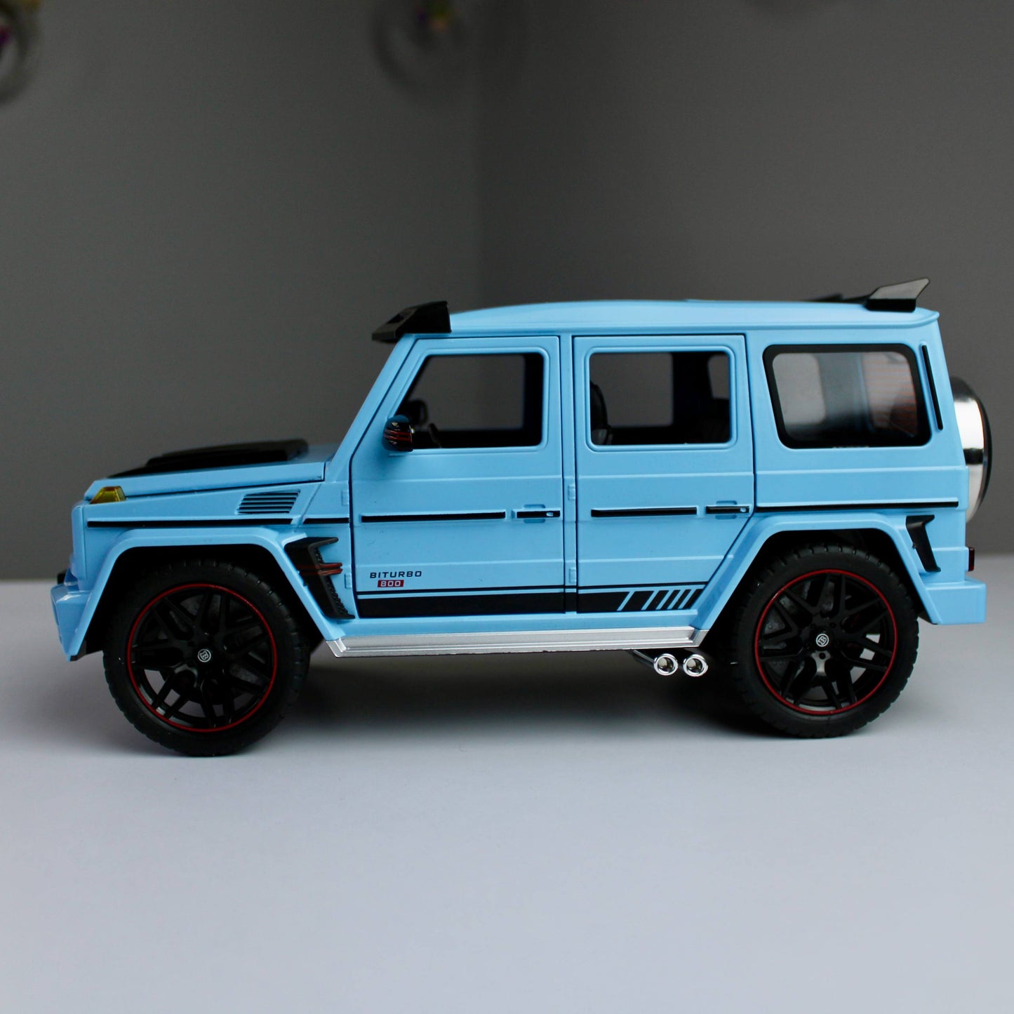 Mercedes-Benz G800 (Brabus) Diecast Model – 1:18 Scale (Magnificent Reach)