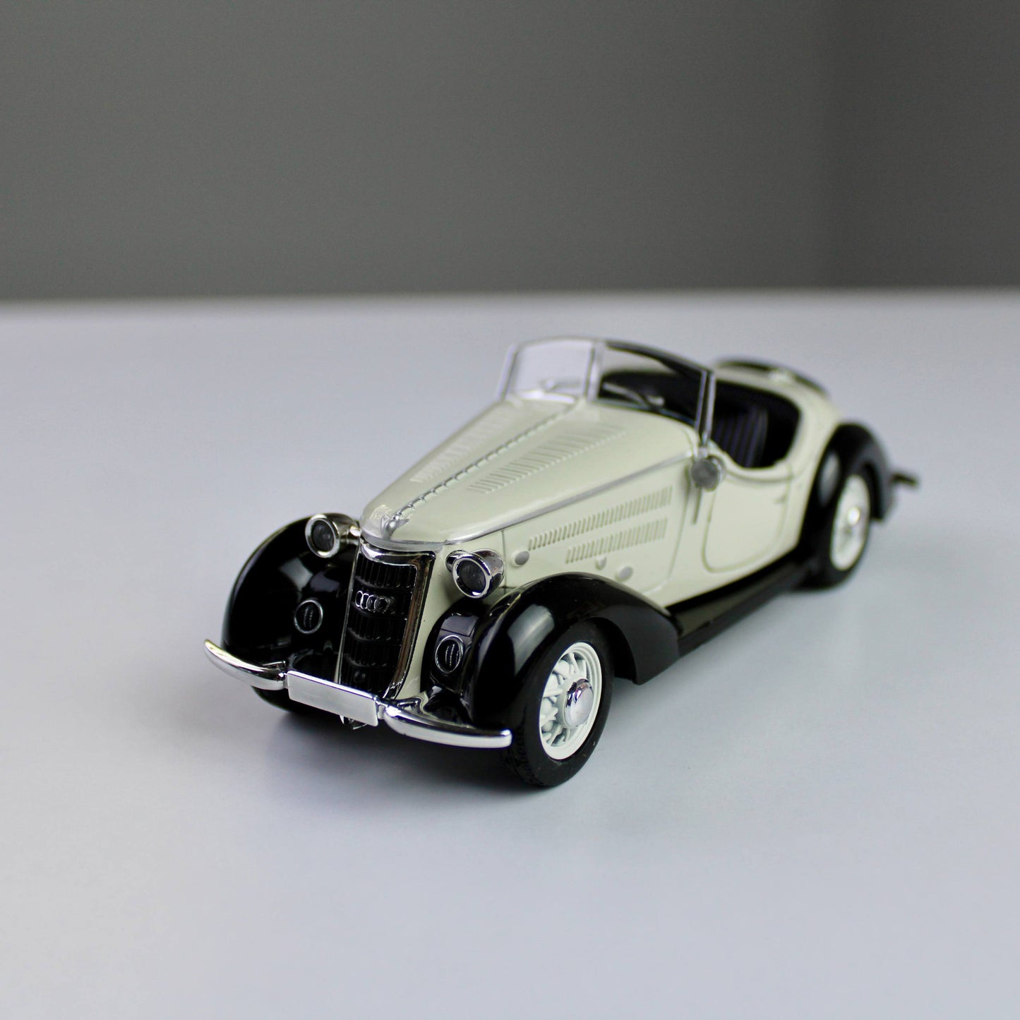 Audi Rover W25K Roadster Diecast Model – Classic Car (1:32)