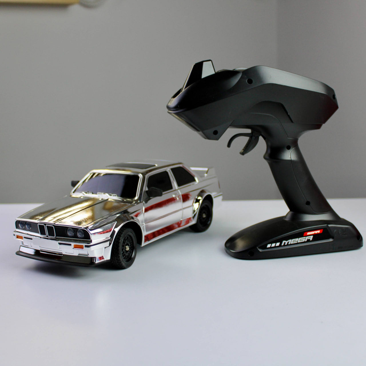 Retro Drift RC – سيارة تحكم عن بعد بمقياس 1:16