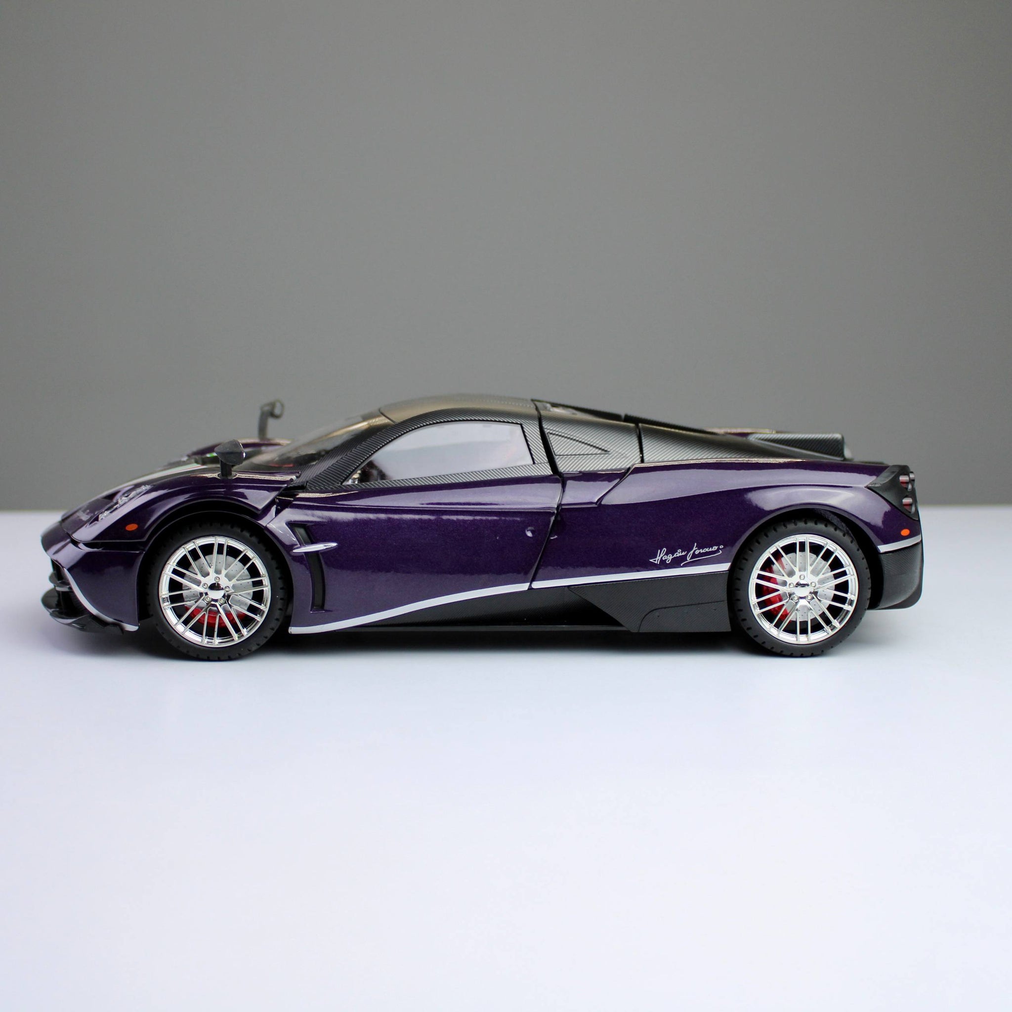 Pagani Huayra Diecast Model – 1:18 Scale (Magnificent Reach)