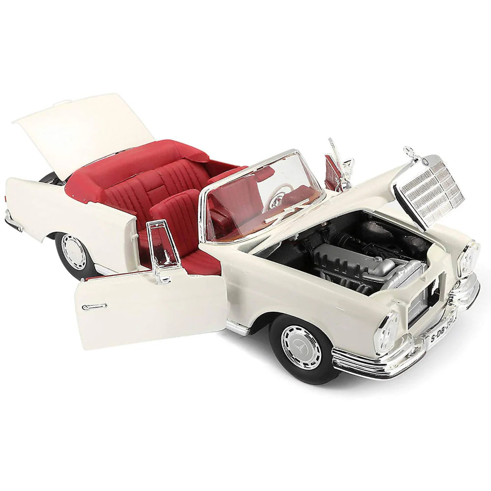 Maisto Mercedes-Benz 280 SE Cabriolet 1967 1:18 Die-Cast Model