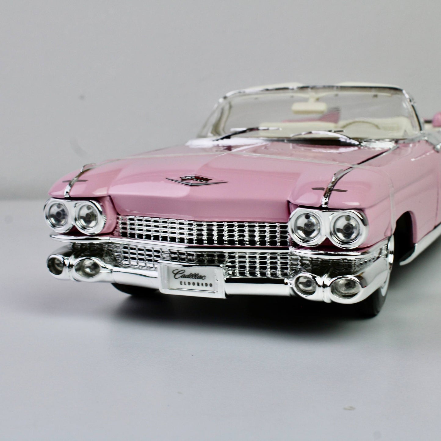 Maisto Cadillac Eldorado Biarritz 1959 1:18 Die-Cast Model – Pink Premiere Edition