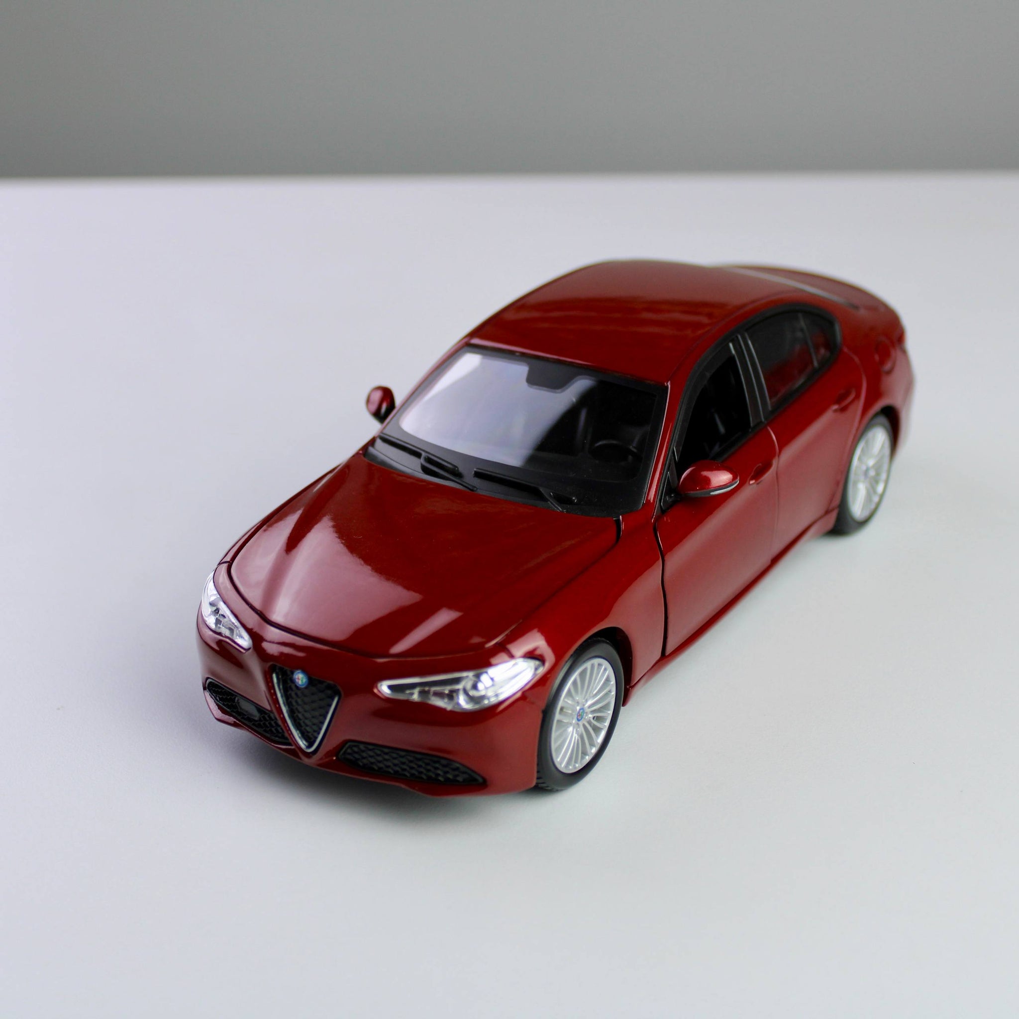 Bburago Alfa Romeo Giulia 1:24 Die-Cast Model Car