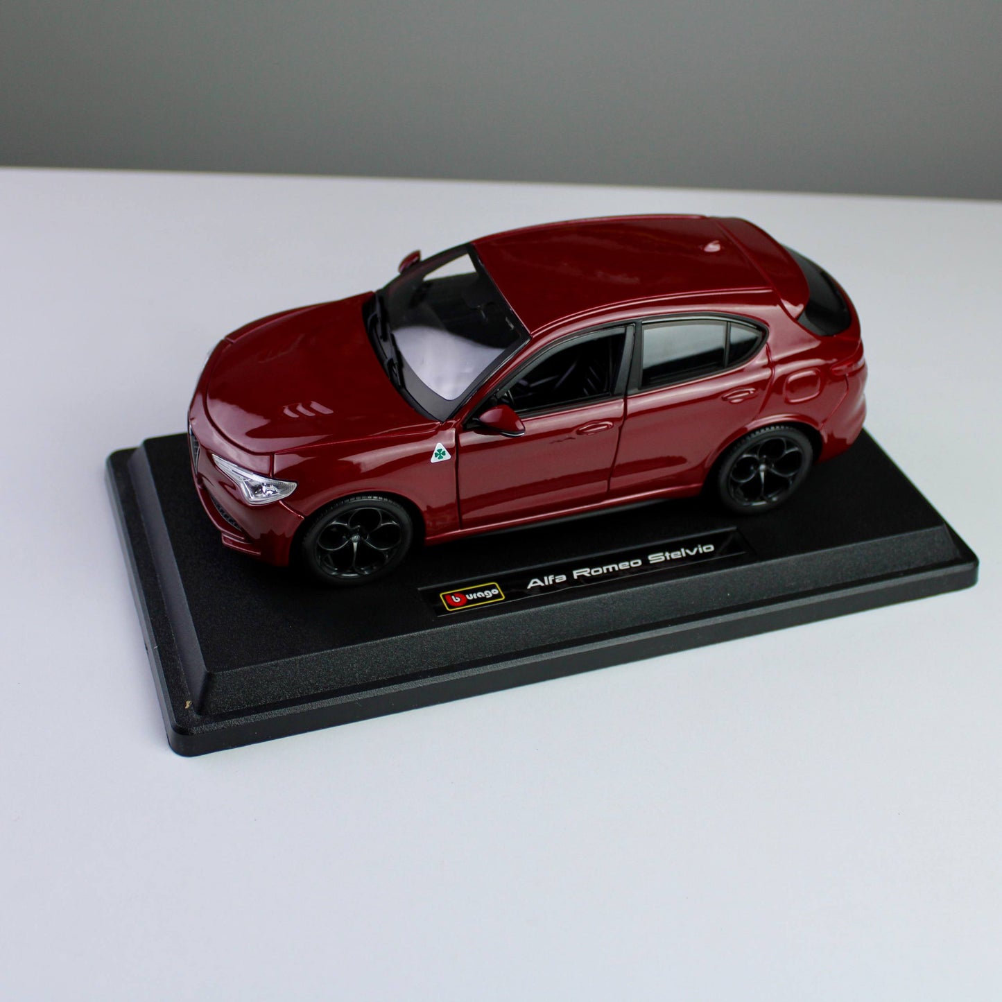 Bburago Alfa Romeo Stelvio 1:24 Die-Cast Model Car