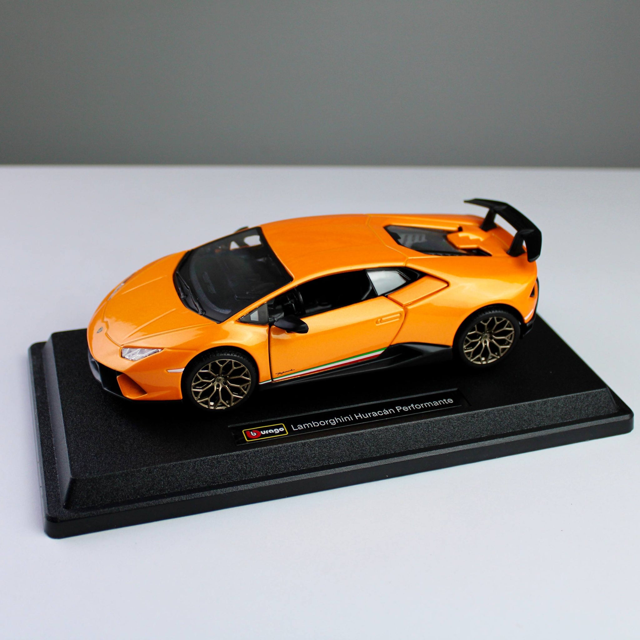 Bburago Lamborghini Huracán Performante 1:24 Die-Cast Model Car