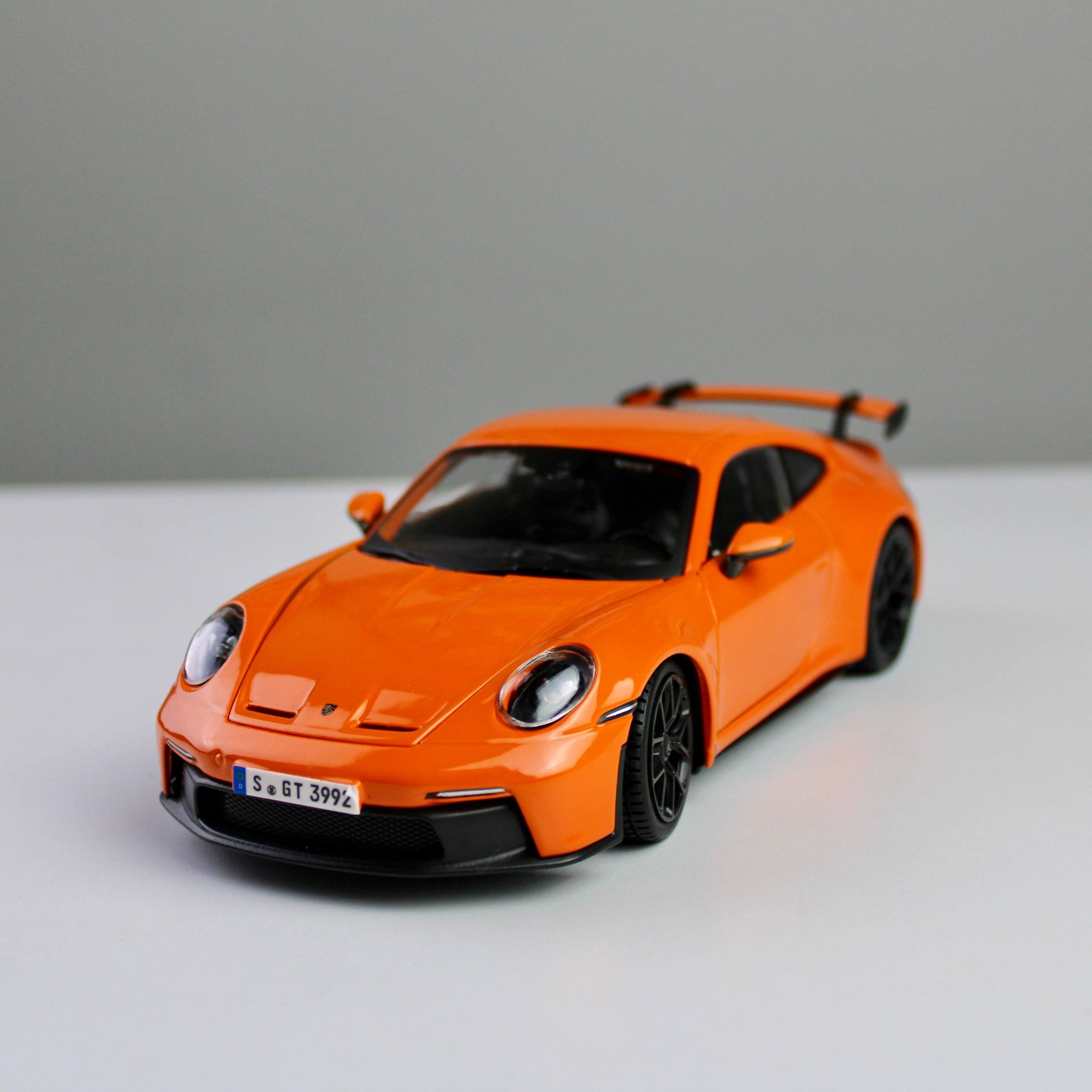 سيارة نموذج بورش 911 GT3 من Bburago بمقياس 1:24 - مجموعة ستار