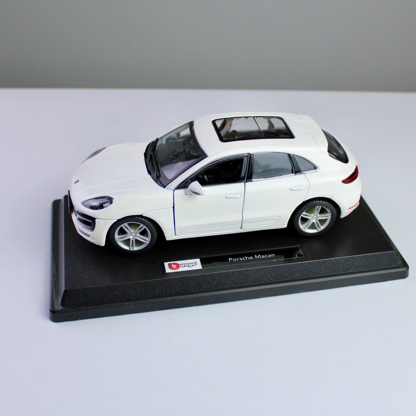 Bburago Porsche Macan 1:24 Die-Cast Model SUV – Star Collezione