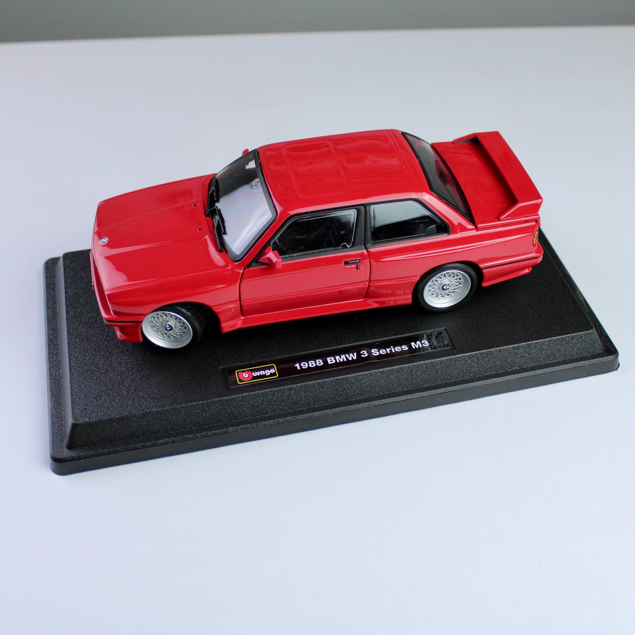 Bburago BMW M3 (E30) 1988 1:24 Die-Cast Model Car – Star Collezione