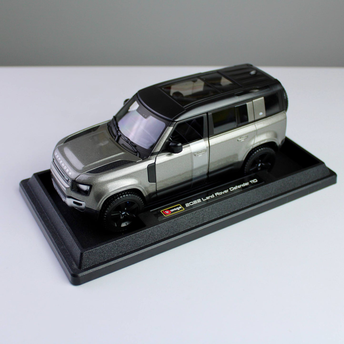 Bburago Land Rover Defender 110 2022 1:24 Die-Cast Model
