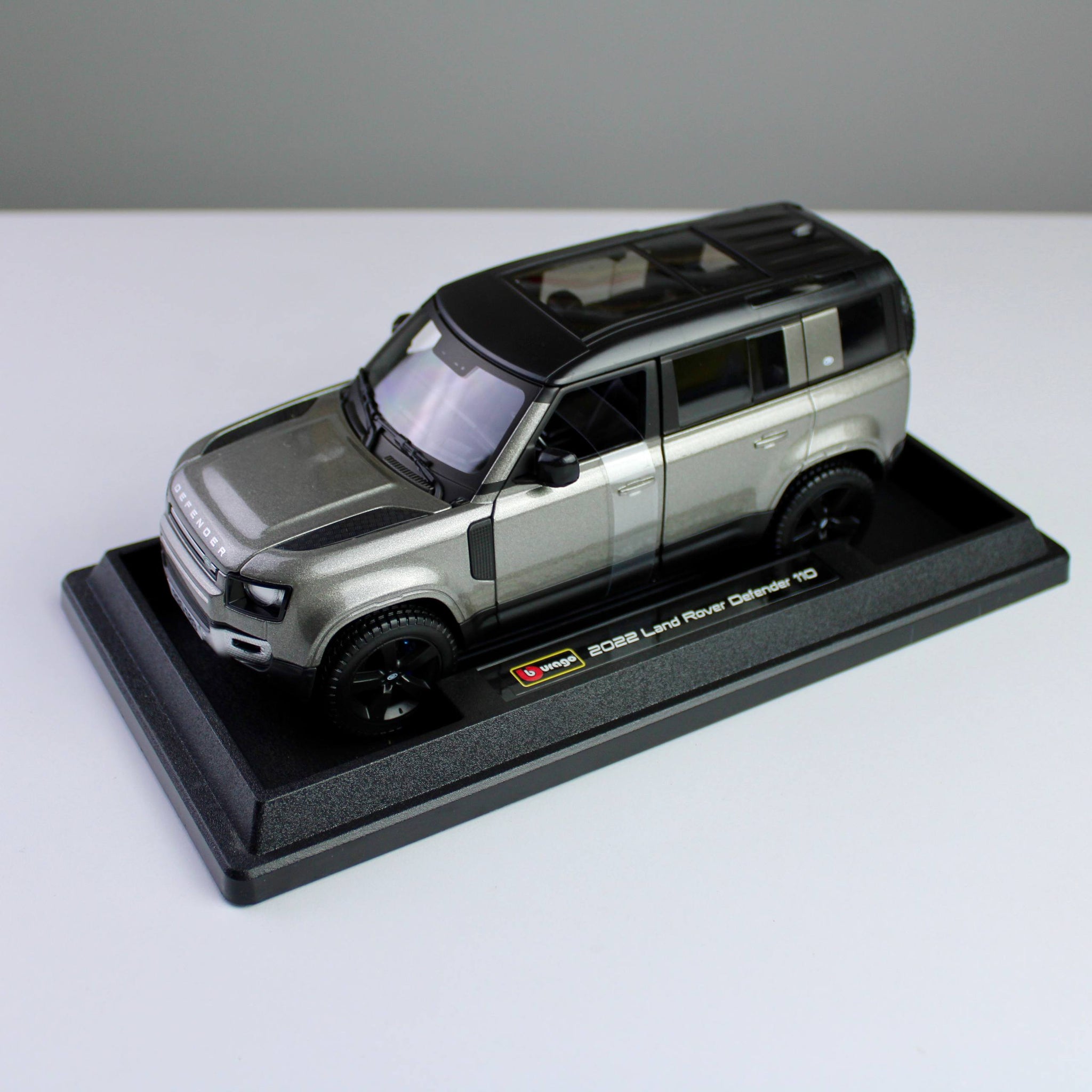 Bburago Land Rover Defender 110 2022 1:24 Die-Cast Model