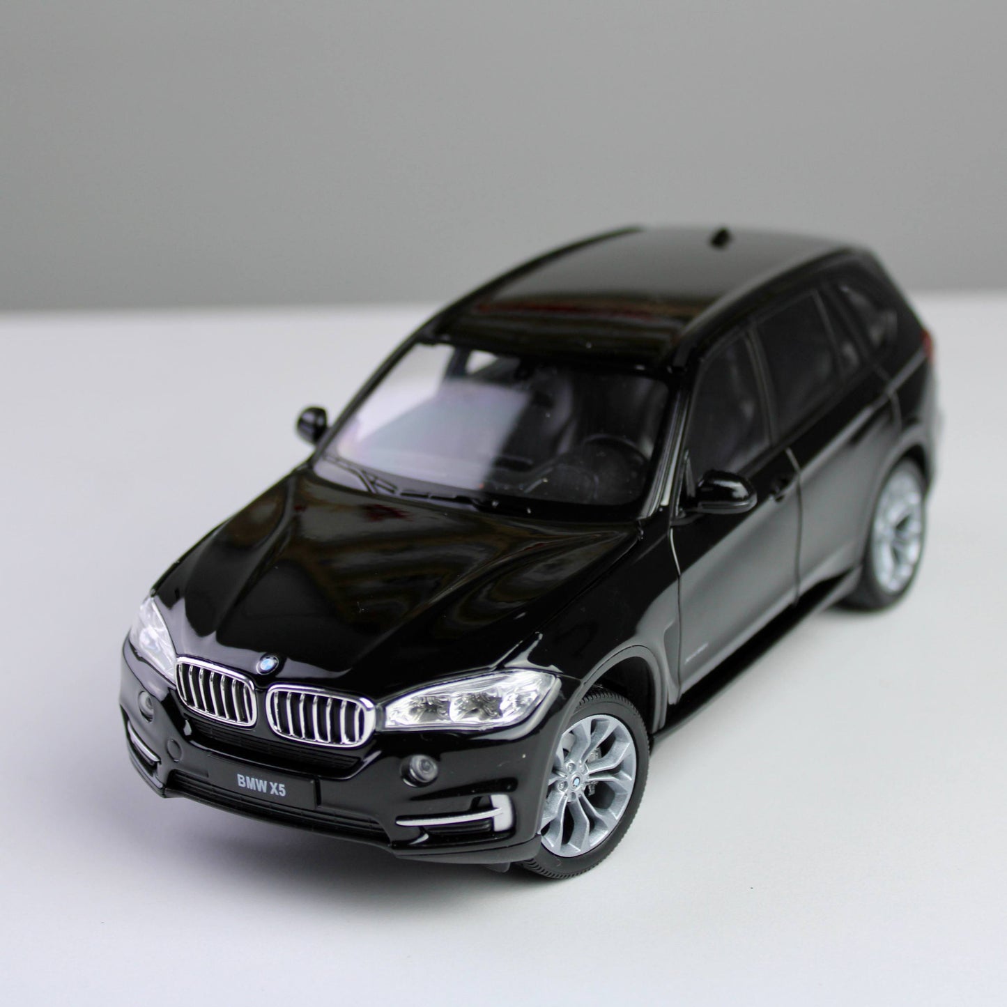 Welly BMW X5 1:24 Die-Cast Model SUV