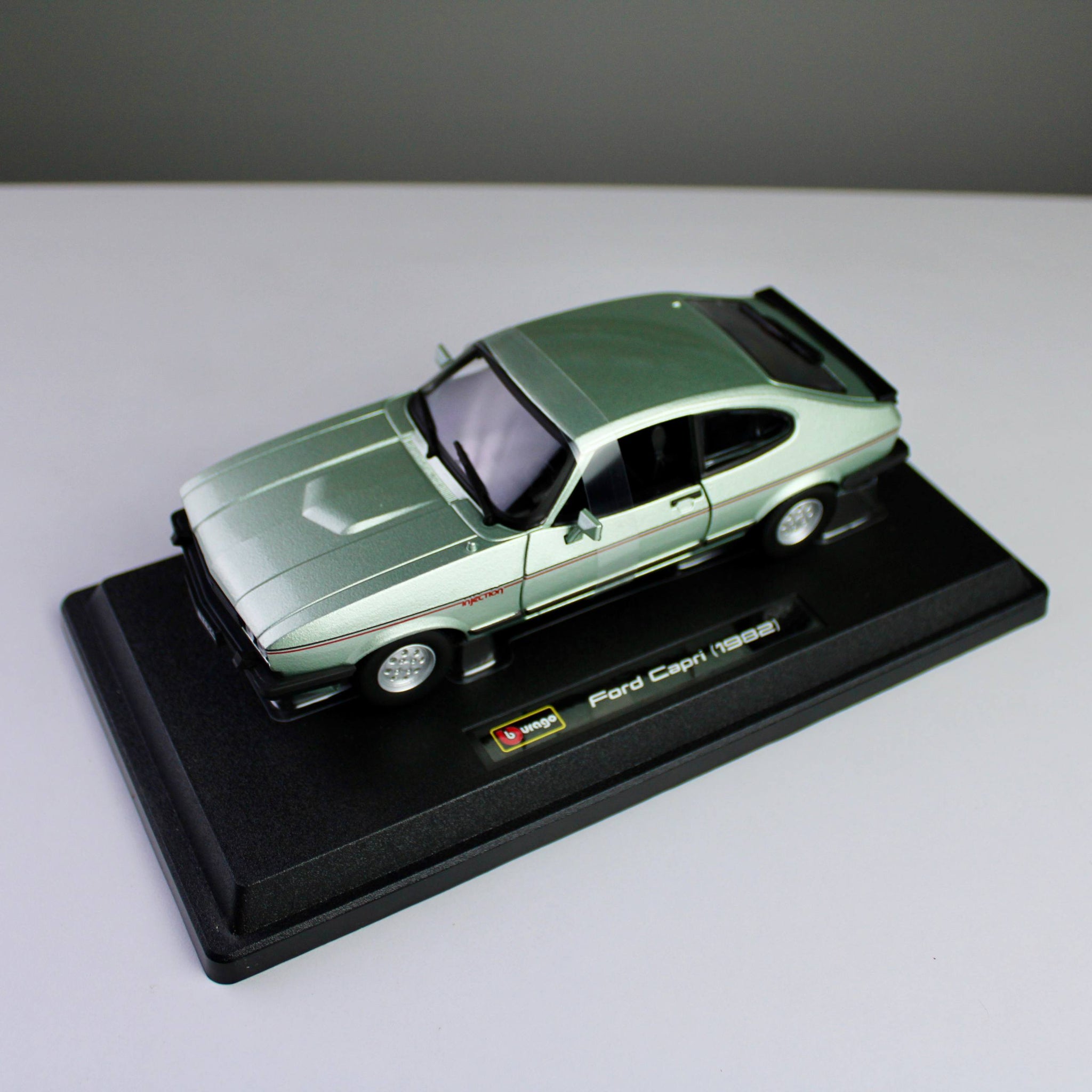 نموذج سيارة Bburago Ford Capri 1982 بمقياس 1:24 مصبوب - Star Collezione