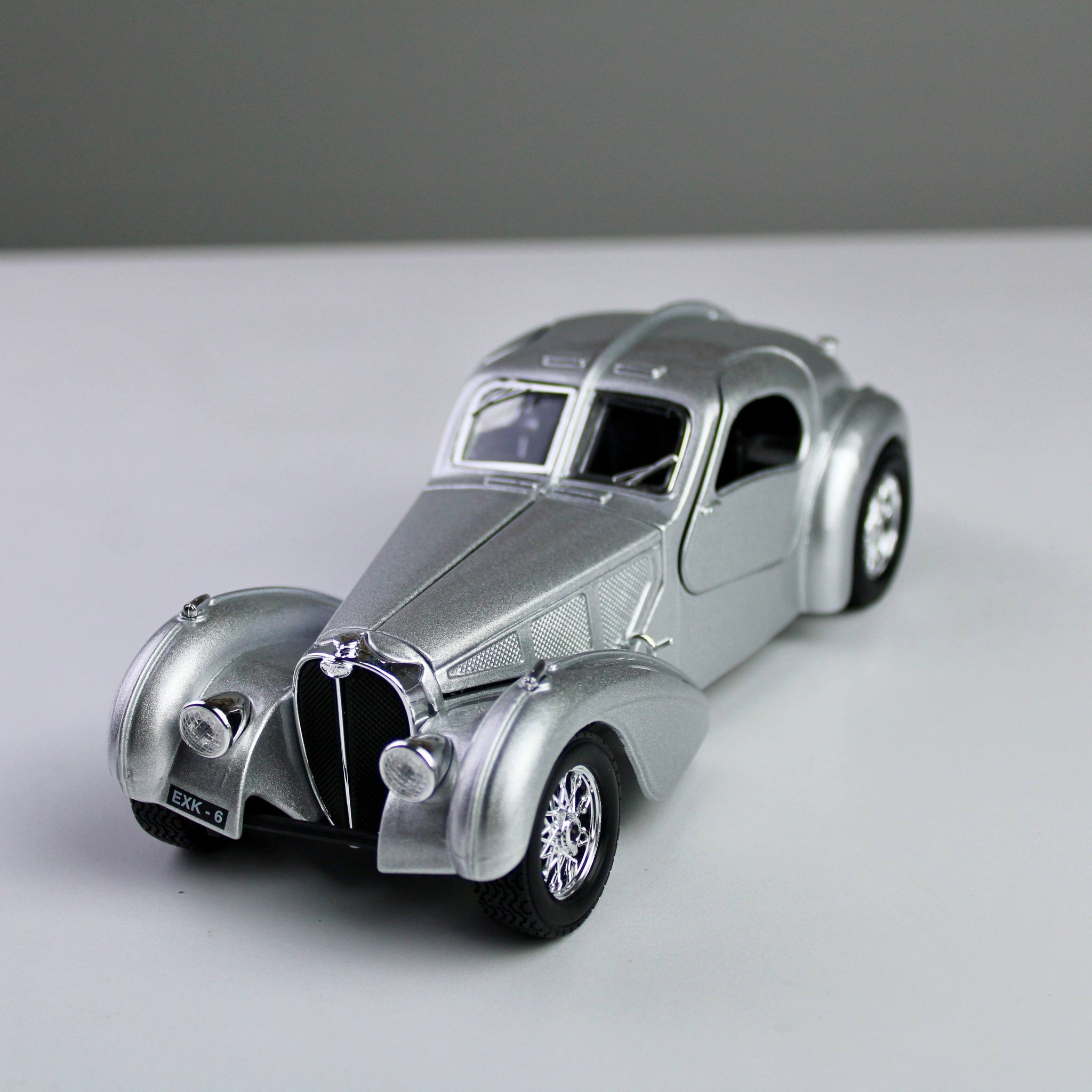 Bburago Bugatti Atlantic 1:24 Die-Cast Model Car – Star Collezione