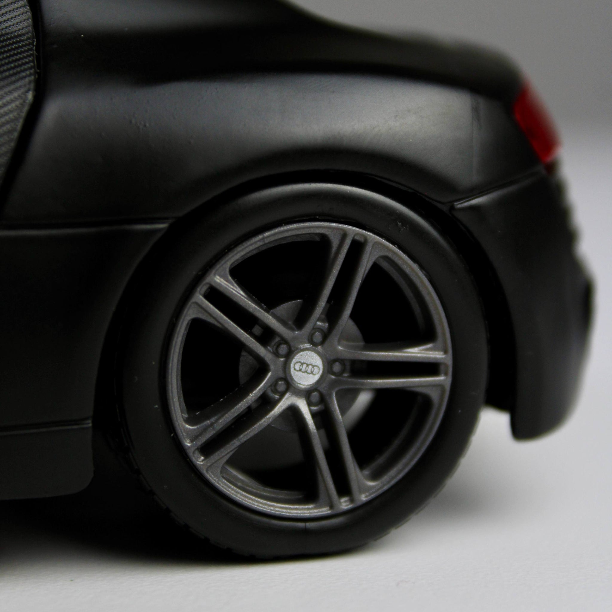 Maisto Audi R8 V10 Plus 1:24 Die-Cast Model Car