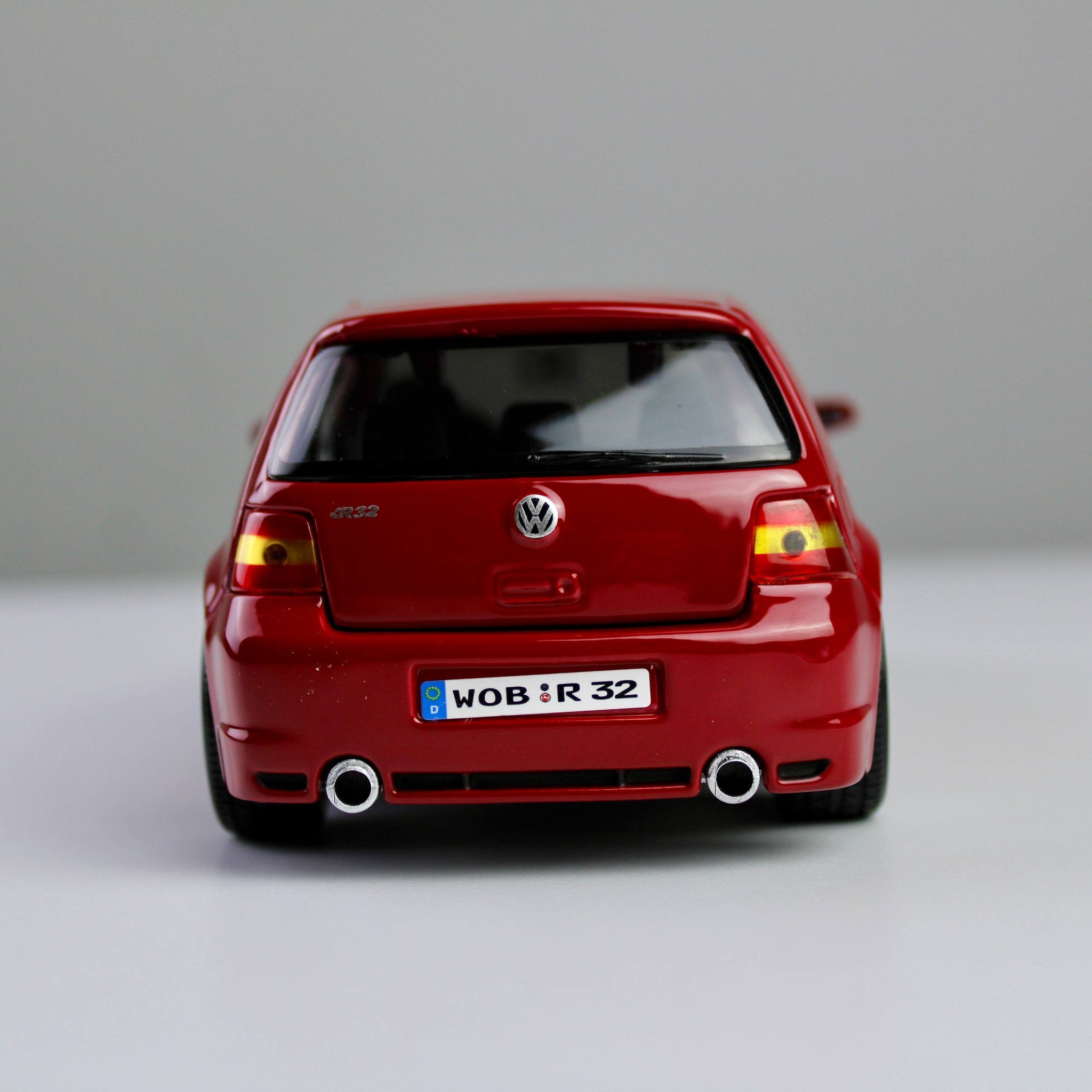 Maisto Volkswagen Golf R32 1:24 Die-Cast Model Car – Special Edition