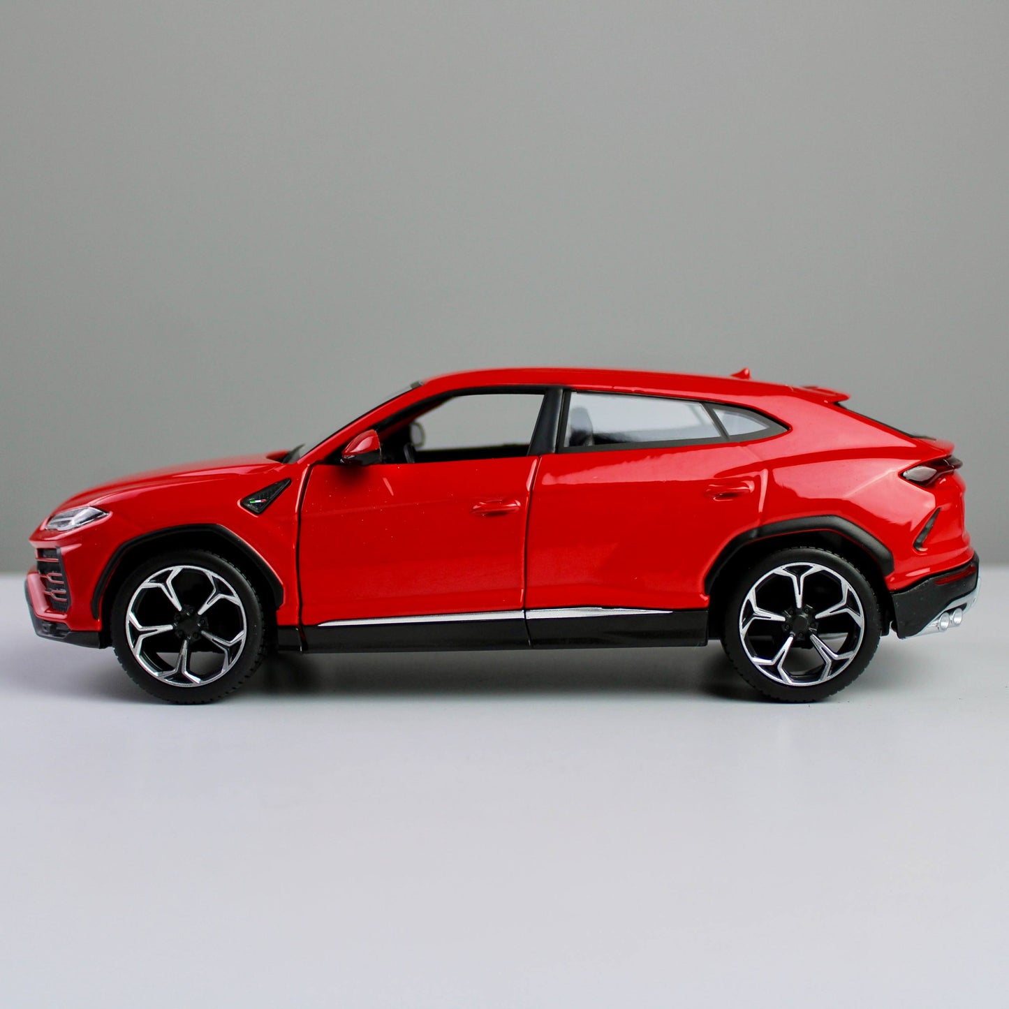 Maisto Lamborghini Urus 1:24 Die-Cast Model SUV