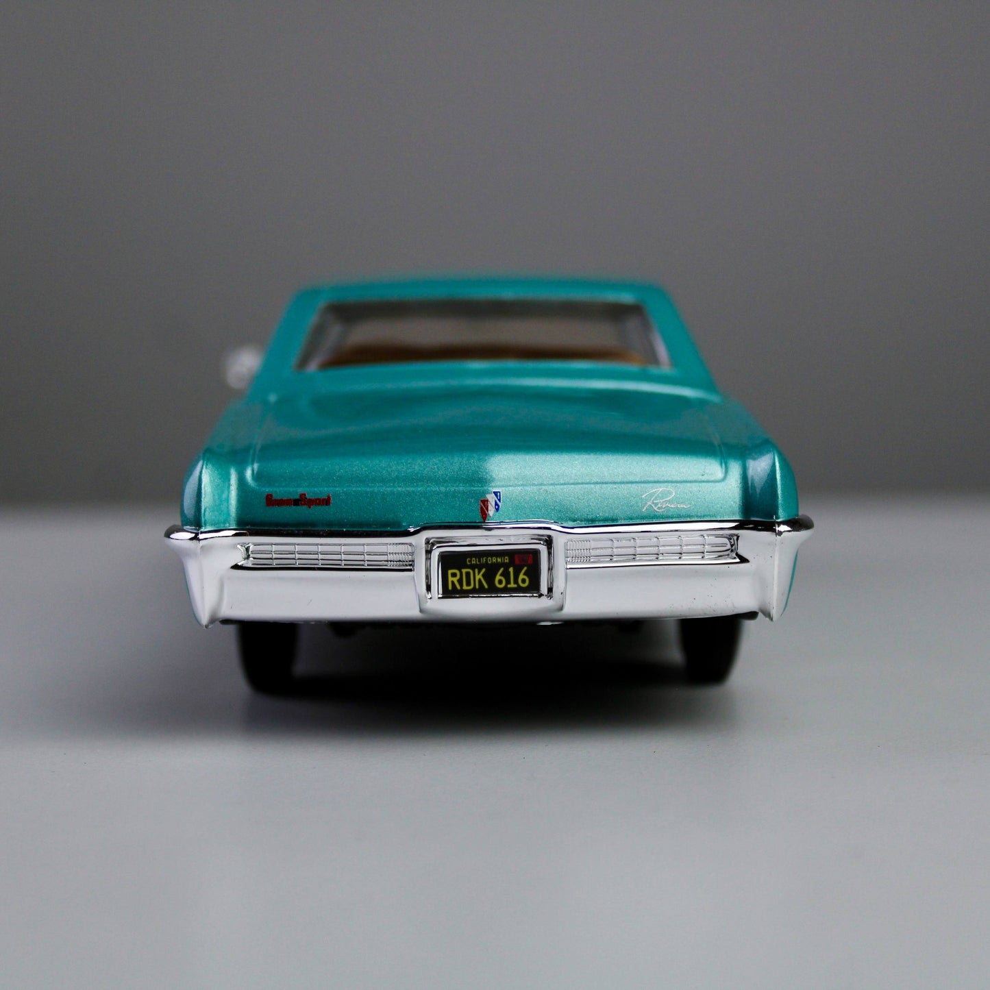 Maisto Buick Riviera 1965 1:26 Die-Cast Model Car – Special Edition