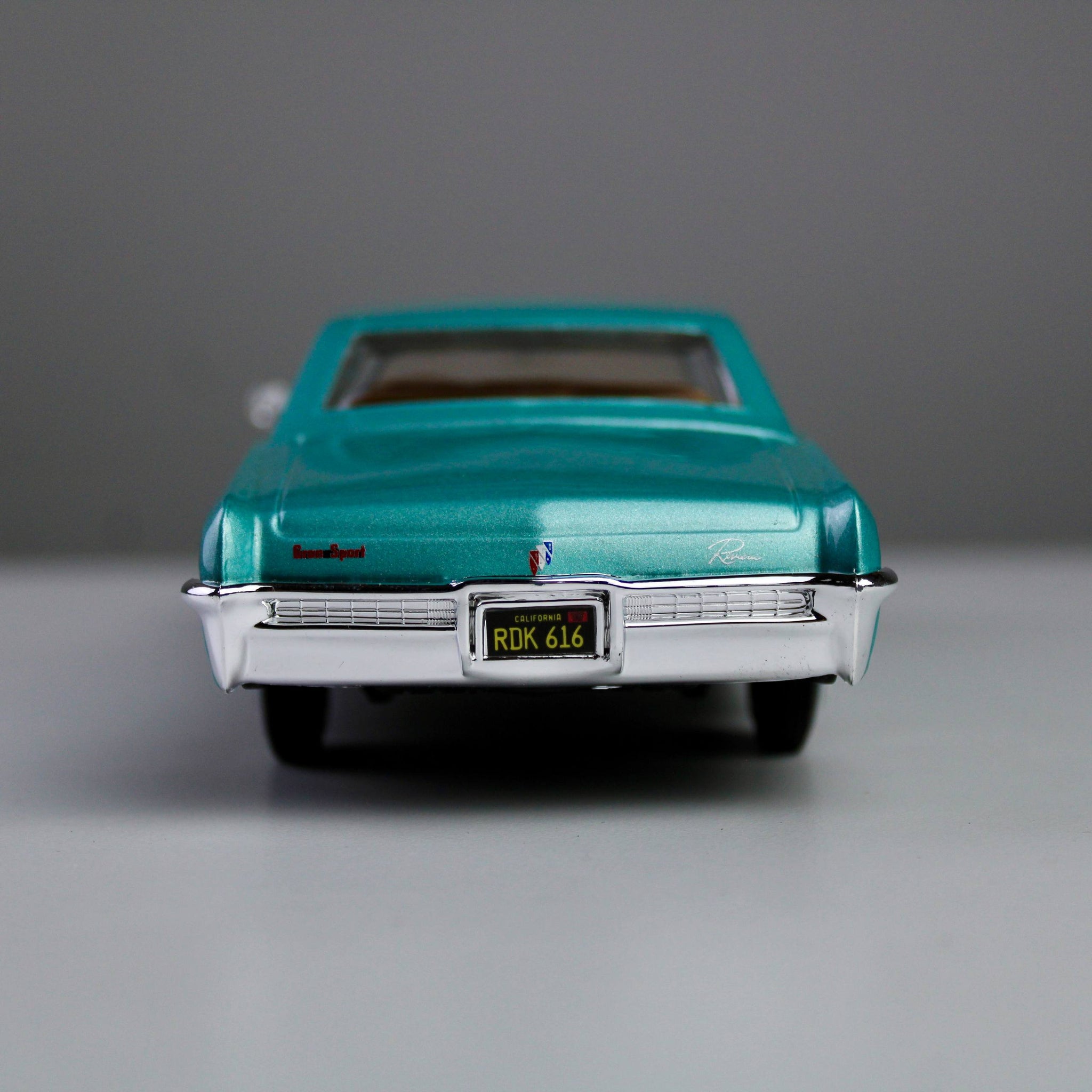 Maisto Buick Riviera 1965 1:26 Die-Cast Model Car – Special Edition