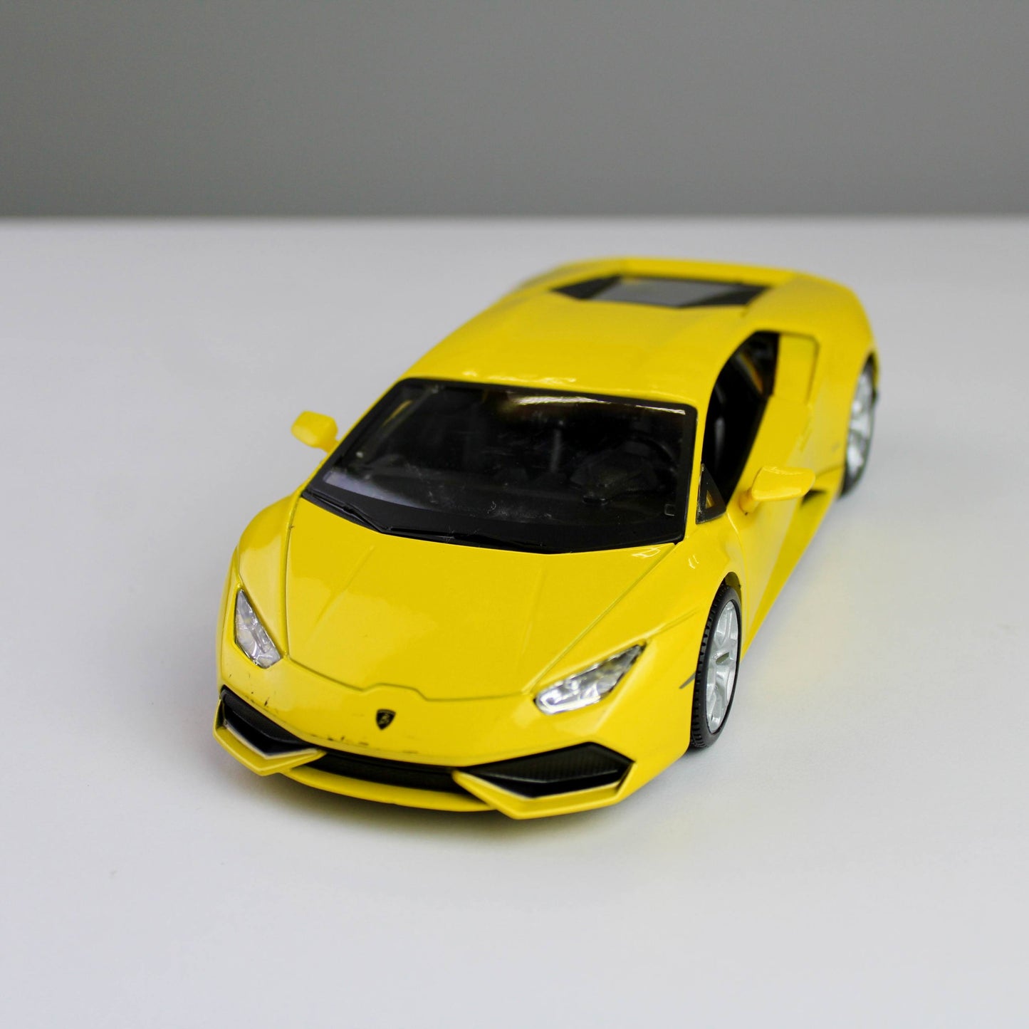 Maisto Lamborghini Huracán LP 610-4 1:24 Die-Cast Model Car