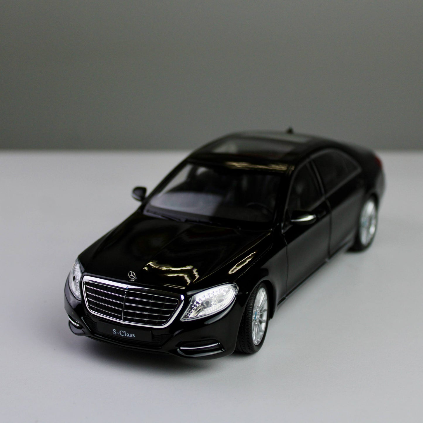 Welly Mercedes-Benz S-Class 1:24 Die-Cast Model Car