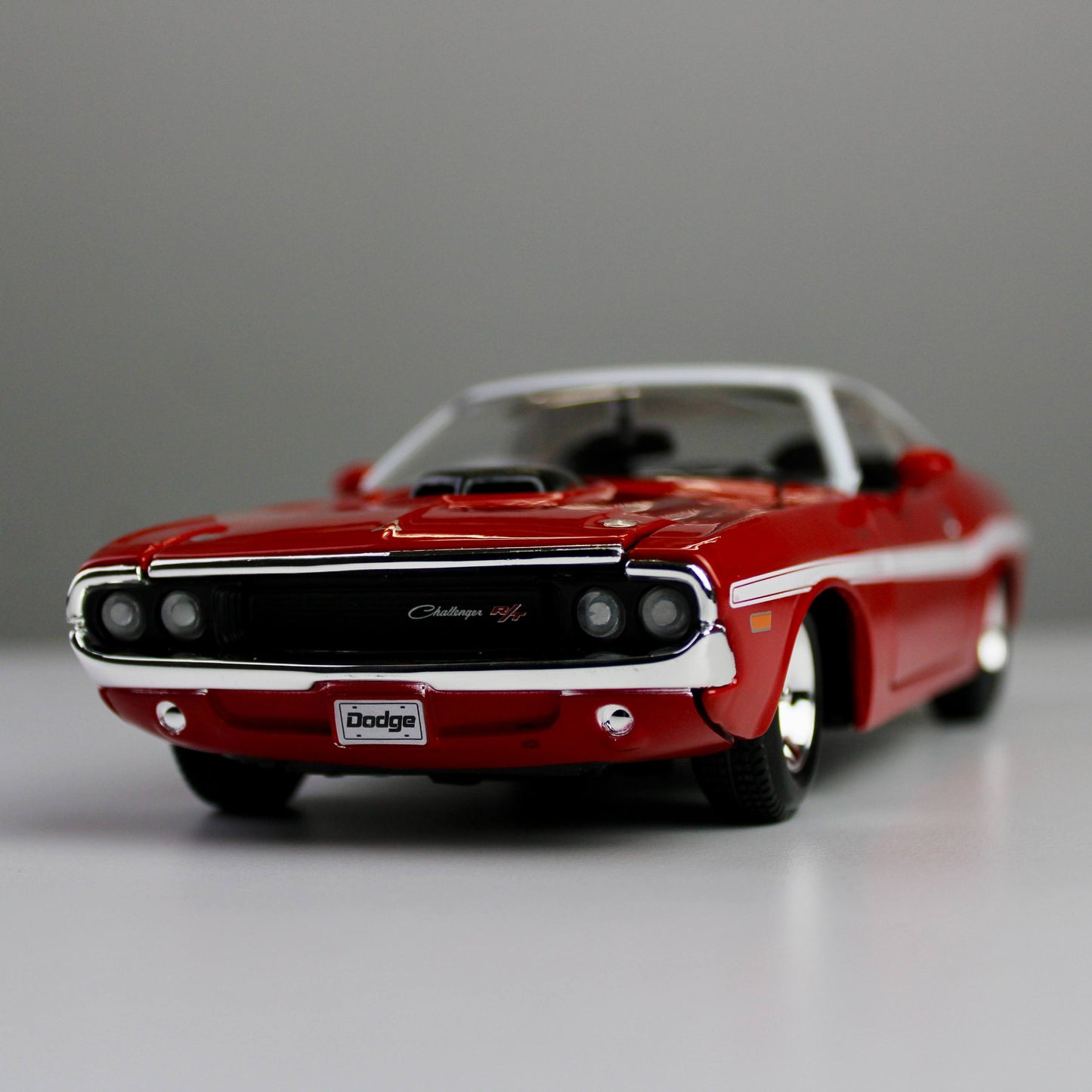 Maisto Dodge Challenger R/T Coupe 1970 1:24 Die-Cast Model Car