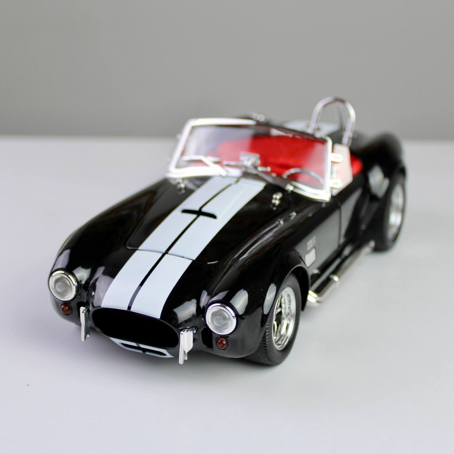 Ford Shelby Cobra 427 S/C 1:24 Die-Cast Model Car