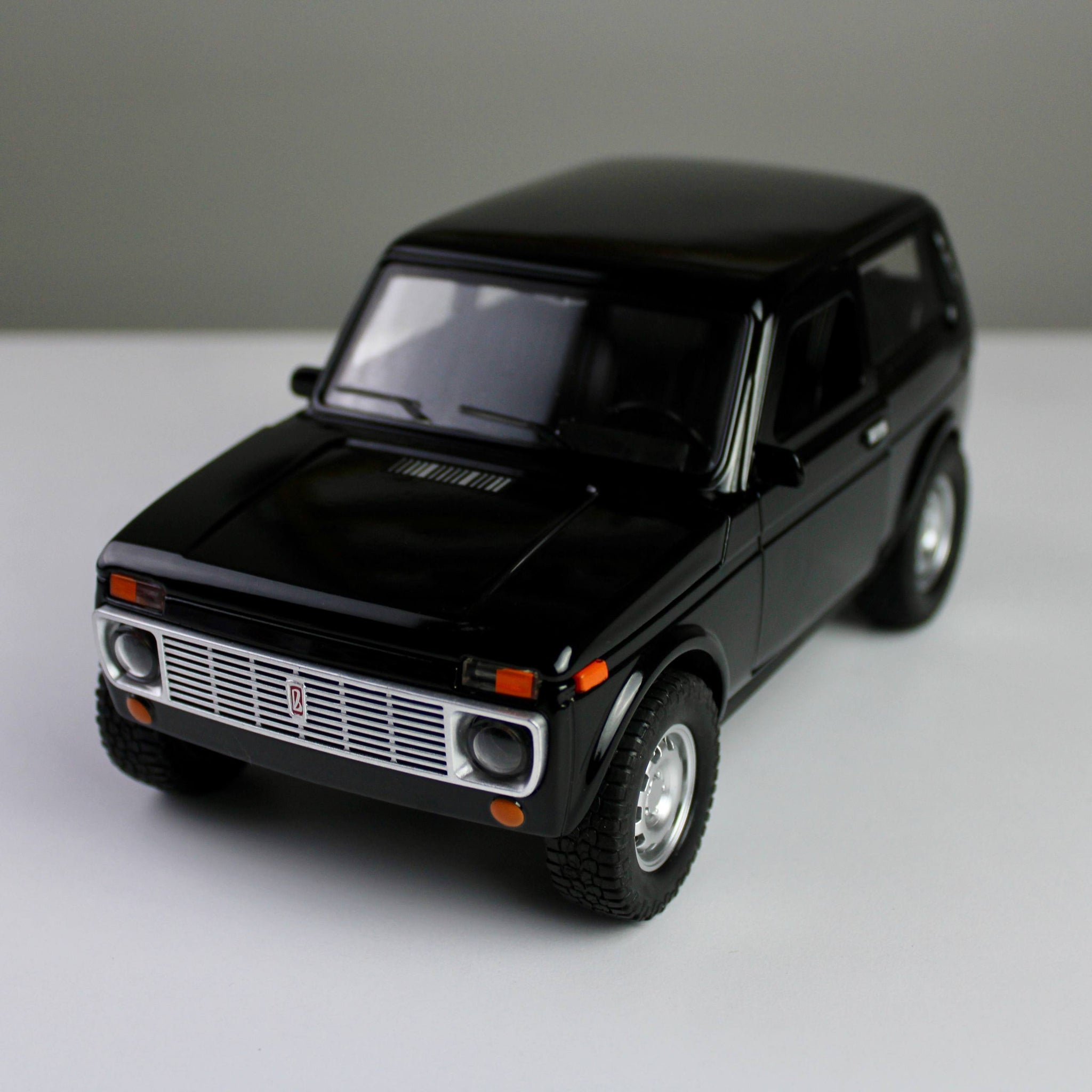 Lada Niva 1:18 Die-Cast Model SUV