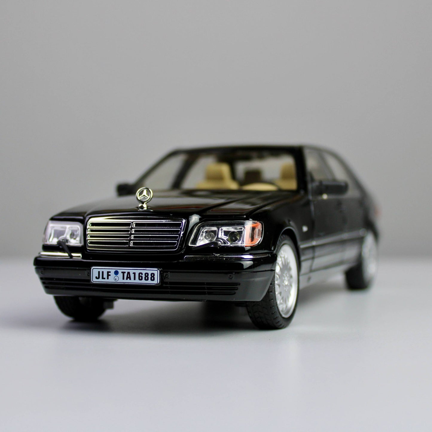 Mercedes-Benz S320 Classic Model Car – 1:24 Scale