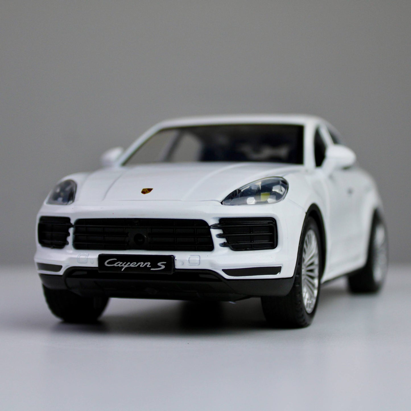 Porsche Cayenne S – 1:24 Die-Cast SUV Model with Light & Sound