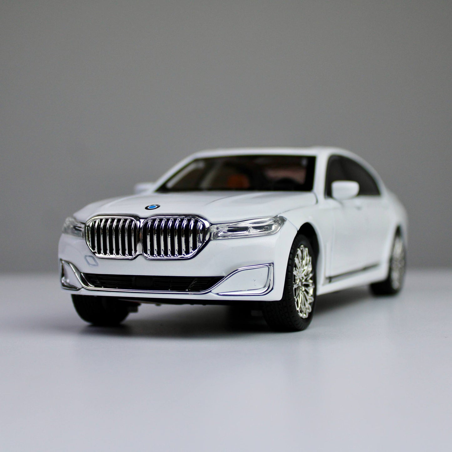 BMW 760Li Luxury Edition – 1:24 Die-Cast Model with Light & Sound