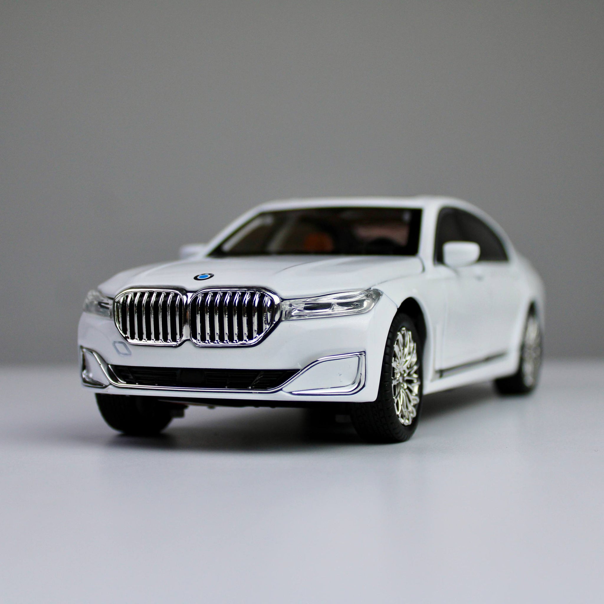 BMW 760Li Luxury Edition – 1:24 Die-Cast Model with Light & Sound