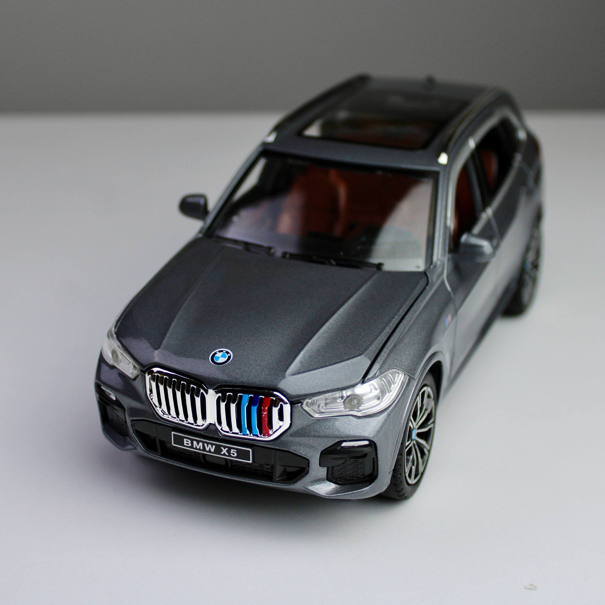 BMW X5 M Performance – نموذج سيارة رياضية متعددة الاستخدامات (SUV) مصبوبة بمقياس 1:24 مع أضواء LED