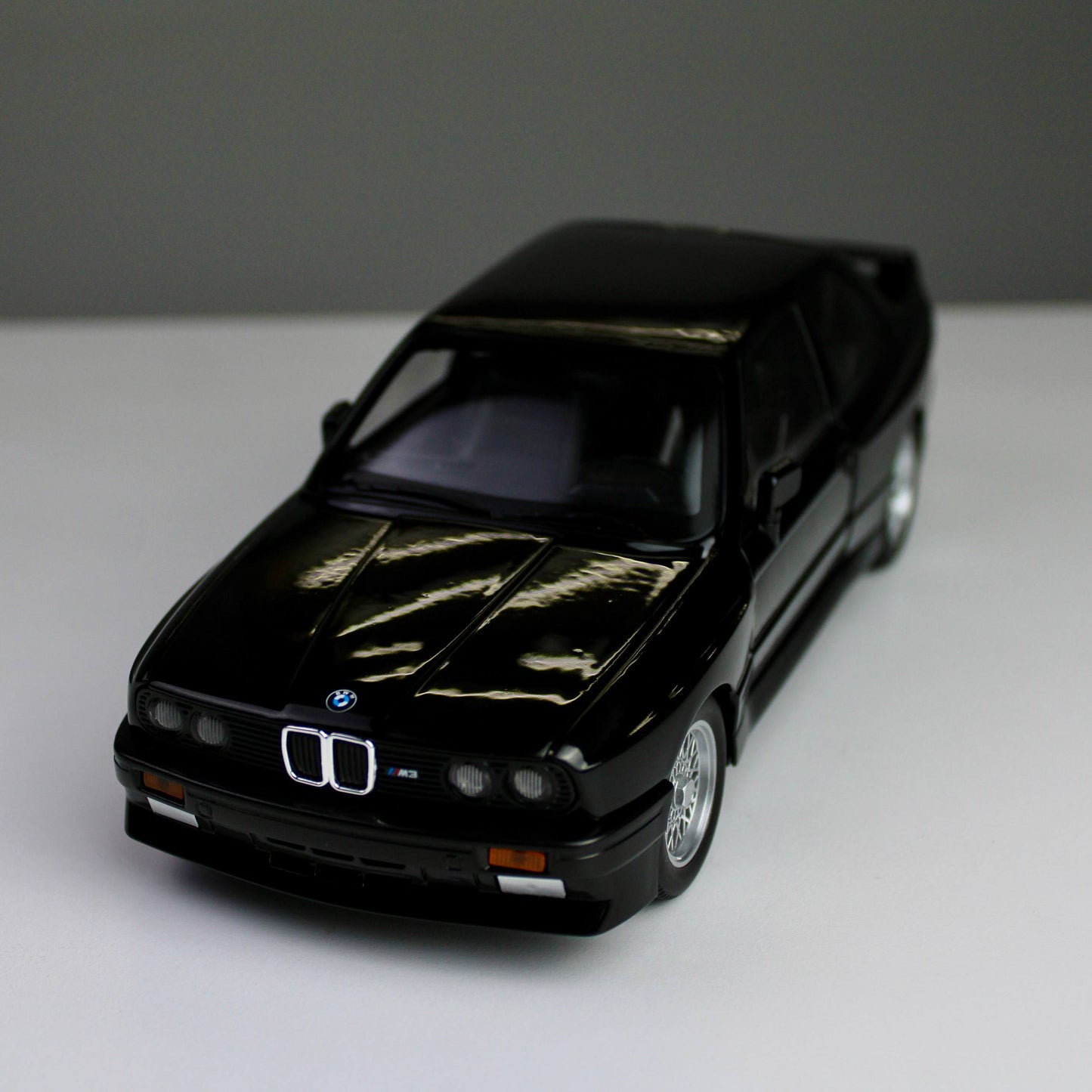 BMW M3 E30 – 1:24 Classic Die-Cast Model Car