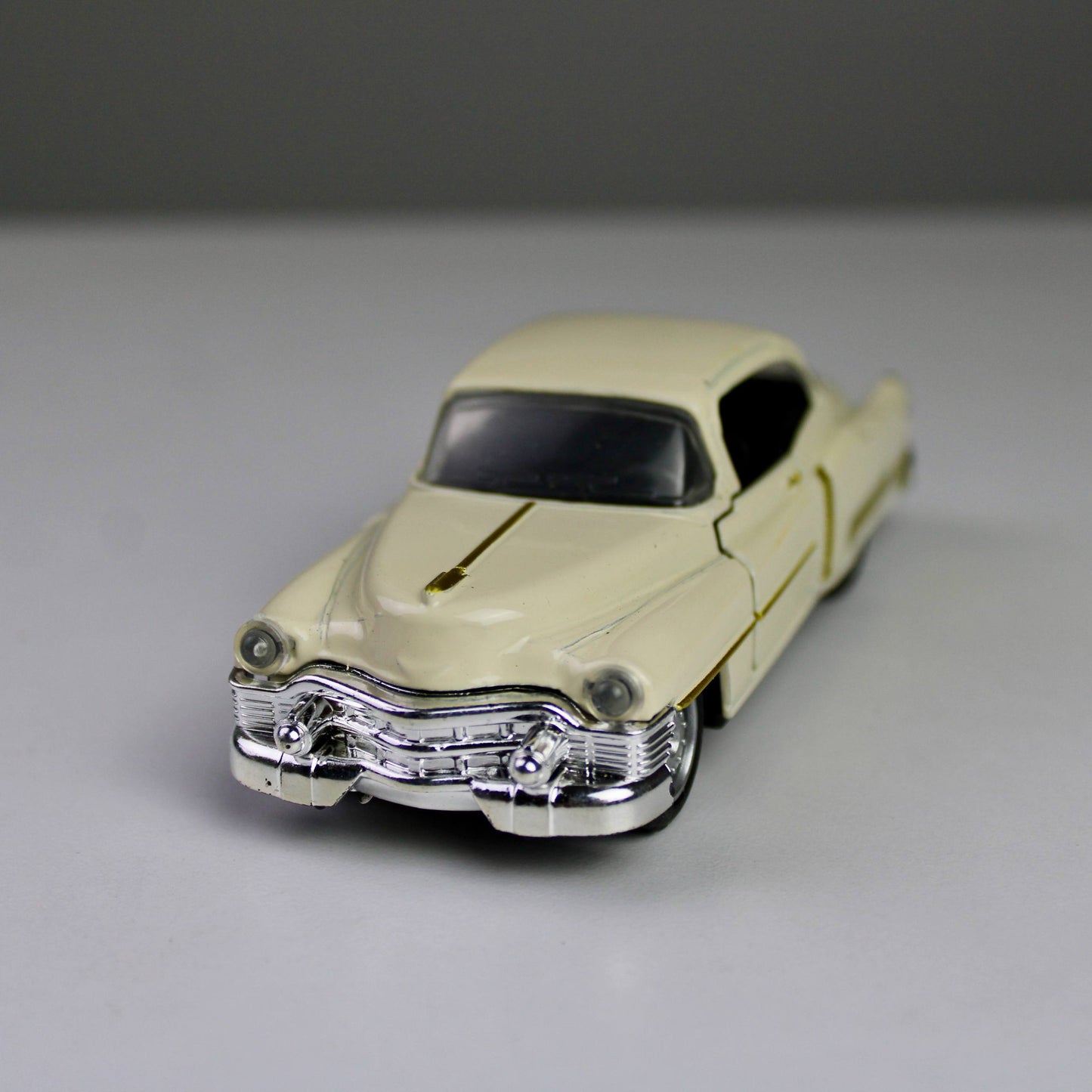 Classic Cadillac Die-Cast Model Car – 1:32 Scale