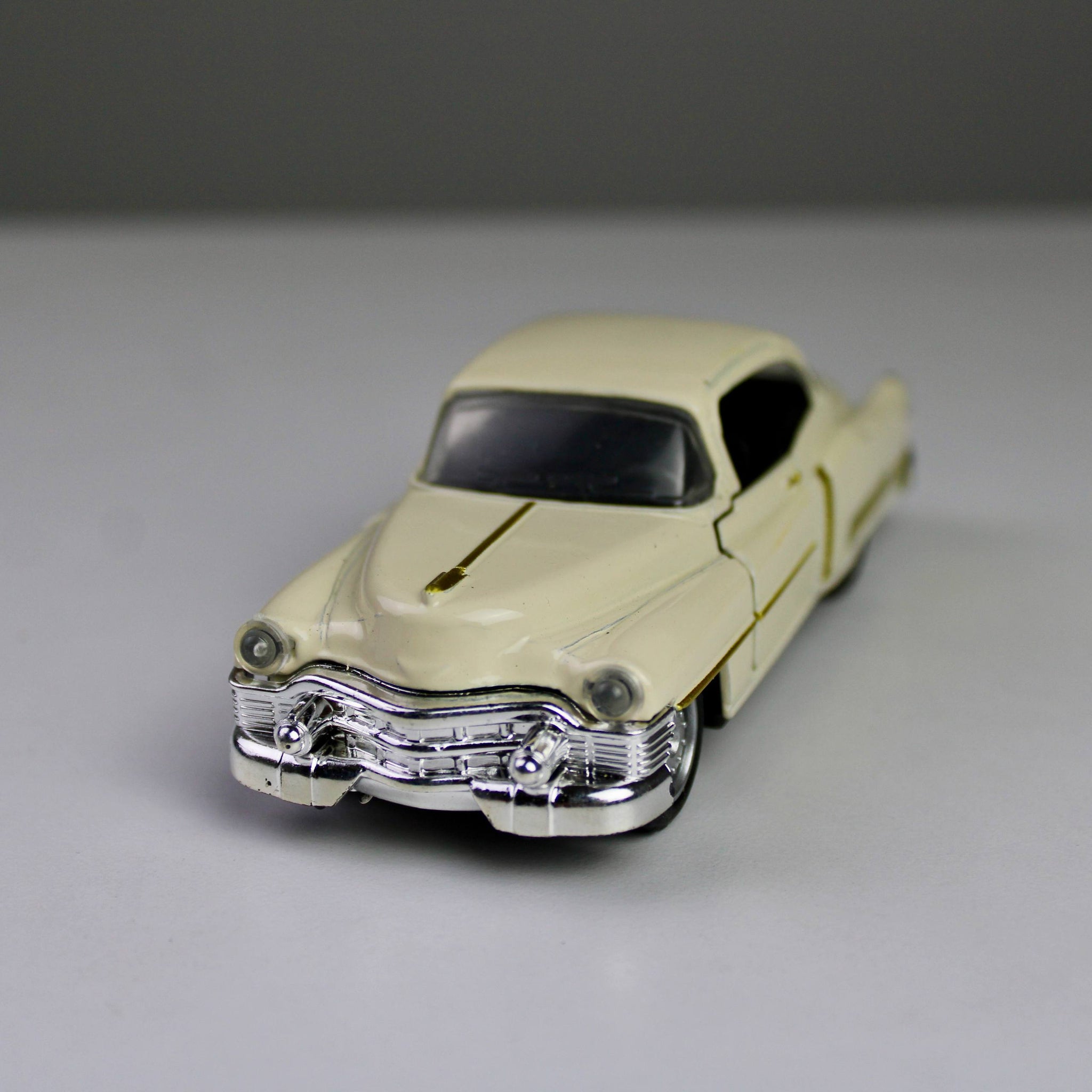 Classic Cadillac Die-Cast Model Car – 1:32 Scale