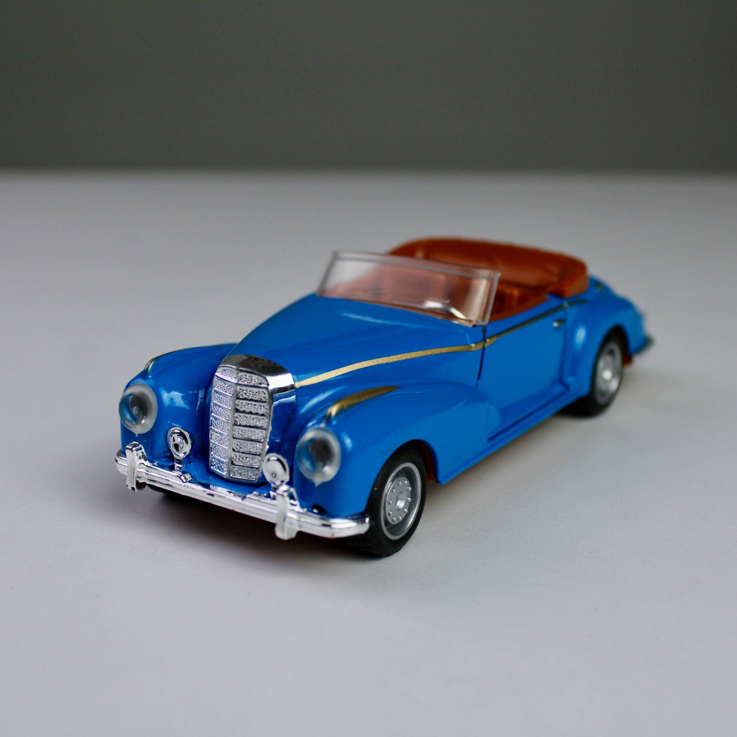 Vintage Classic Die-Cast Model Car – 1:32 Scale