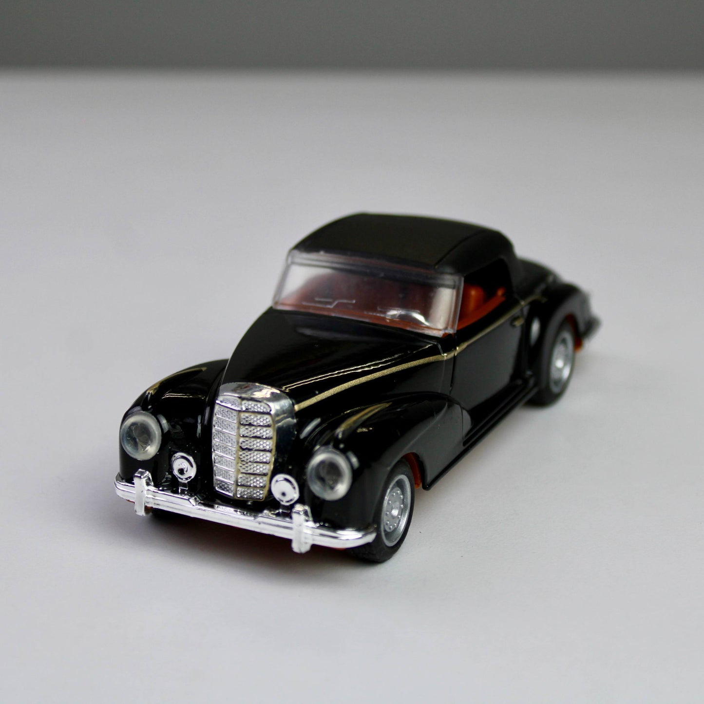 Classic Die-Cast Model Car – 1:32 Scale