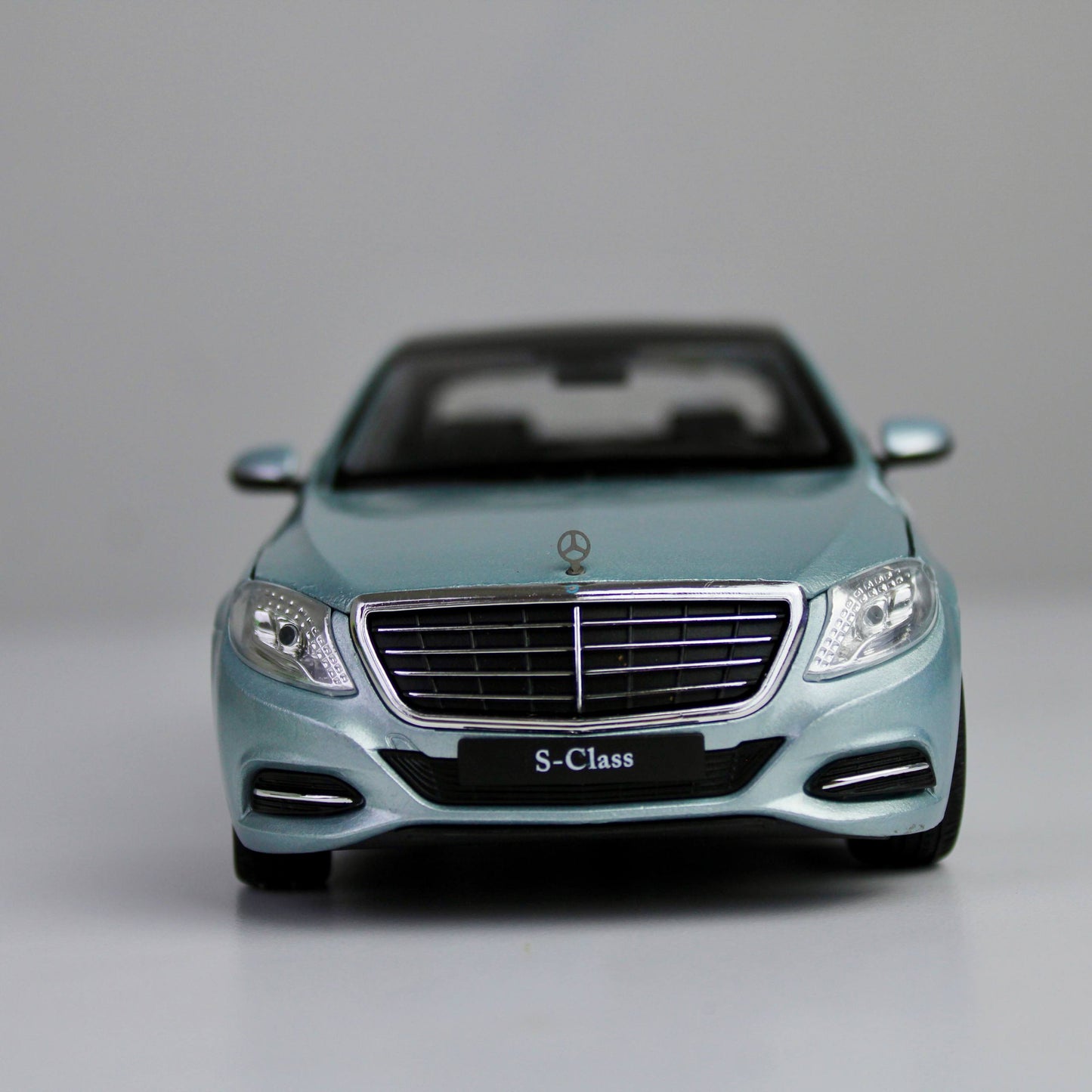 Welly Mercedes-Benz S-Class 1:24 Die-Cast Model Car