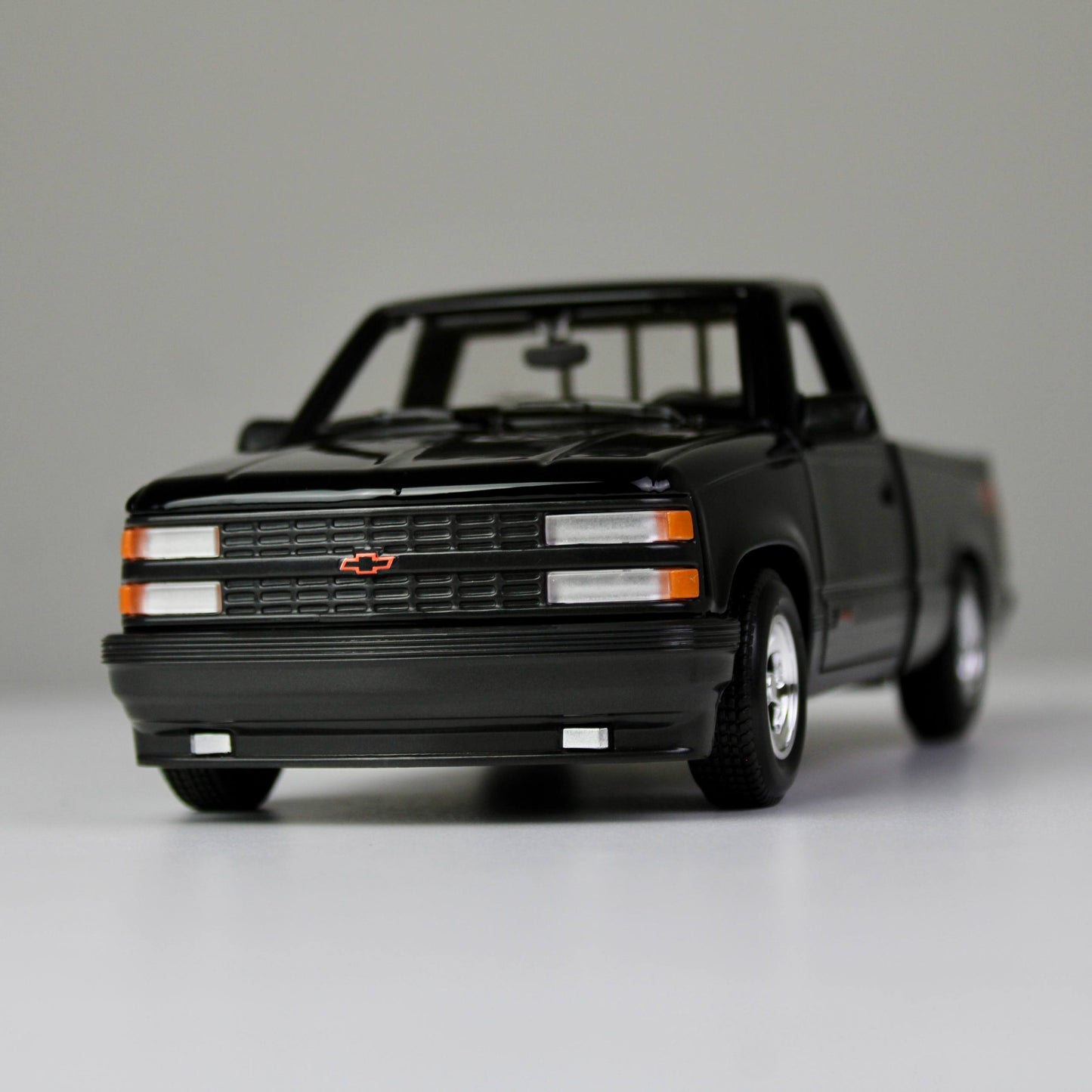Maisto Chevrolet 454 SS 1993 Die-Cast Pickup Truck (1:24)
