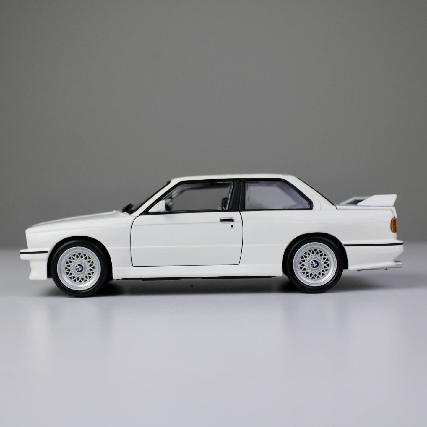 Bburago BMW M3 (E30) 1988 Die-Cast Model Car (1:24)