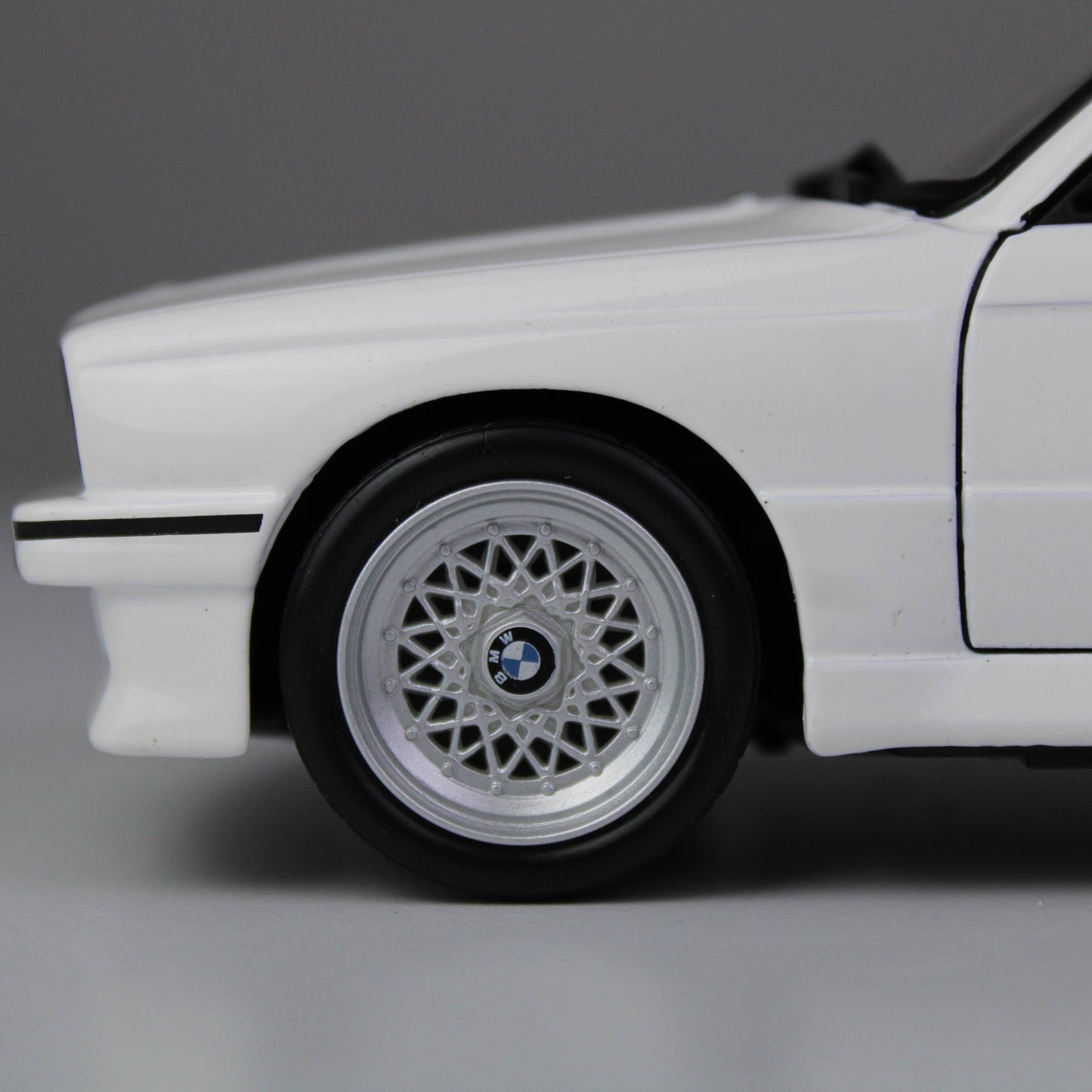 Bburago BMW M3 (E30) 1988 Die-Cast Model Car (1:24)